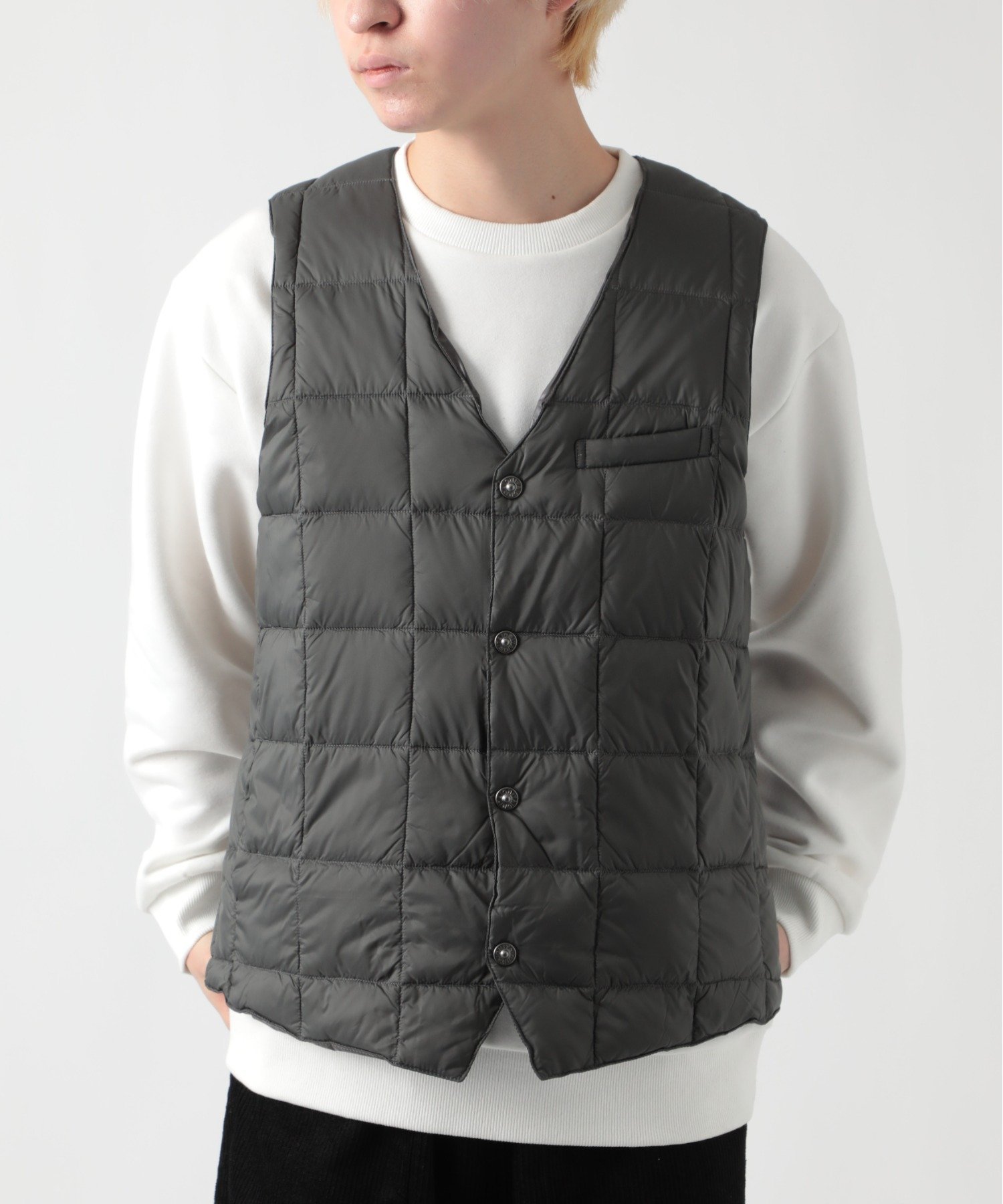 【セットアップセブン/SETUP7】のTAION/TAION-003 V NECK BUTTON DOWN GILET インテリア・キッズ・メンズ・レディースファッション・服の通販 founy(ファニー) 　ファッション　Fashion　レディースファッション　Fashion for Women　アウター　Coat / Outerwear Collection　トップス・カットソー　Cut & Sew Tops　ベスト&ジレ / 重ね着スタイル　Vests & Gilets　インナー　Innerwear　厚底　Platform Shoes　カーゴパンツ　Cargo Pants, Utility Pants　キャップ　Cap, Baseball Cap　コンパクト　Compact, Small Size　シンプル　Simple, Minimal　スウェット / スエット　Sweatshirt, Sweatwear　スニーカー　Sneakers, Trainers　スーツ　Suit, Formalwear　ダウン　Down, Puffer　チェーン　Chain, Chain Strap　デニム　Denim, Jeans Material　トレンド　Trend, Trending Now　トレーナー　Sweatshirt, Trainer　ネックレス　Necklace, Pendant Necklace　人気　Popular, Best Seller　ベーシック　Basic, Essential　ポケット　Pocket, Pocket Detail　マフラー　Scarf, Muffler　A/W・秋冬　Autumn/Winter　再入荷　Restock / Back in Stock　おすすめ　Recommended / Our Picks　旅行　Travel　ビジネス 仕事 通勤　Business / Work / Commuting　D.GRY|ID: prp329100004822136 ipo3291000000035050281