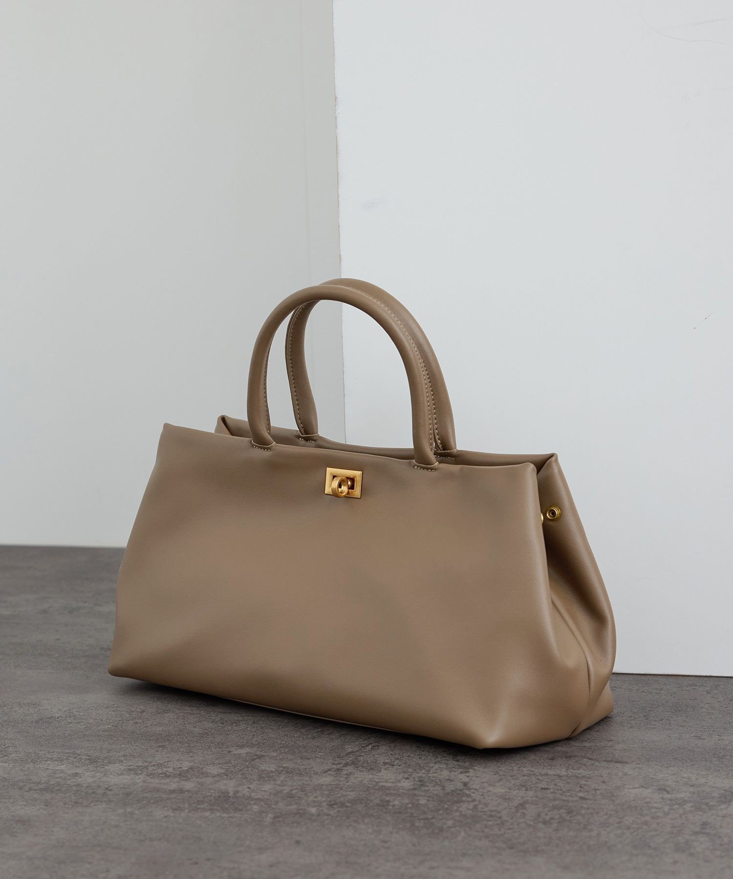 【サロン アダム エ ロペ/SALON adam et rope'】の【WEB限定】【WS(ドゥーブル)】ソフトレザーメタルロックボストン インテリア・キッズ・メンズ・レディースファッション・服の通販 founy(ファニー) 　ファッション　Fashion　レディースファッション　Fashion for Women　アクセサリー　Fashion Accessories　オケージョン　Occasion Wear　クラッチ　Clutch, Clutch Bag　コレクション　Collection, Seasonal Line　ショルダー　Shoulder, Shoulder Strap　シルバー　Silver, Metallic Silver　トレンド　Trend, Trending Now　バランス　Balance, Style Balance　フォルム　Silhouette, Form　ボストンバッグ　Boston Bag, Retro Bag　ポケット　Pocket, Pocket Detail　ミドル　Middle Length, Mid Height　ワイド　Wide, Wide Fit　エレガント 上品　Elegant　ベージュ系(28)|ID: prp329100004822152 ipo3291000000035050425