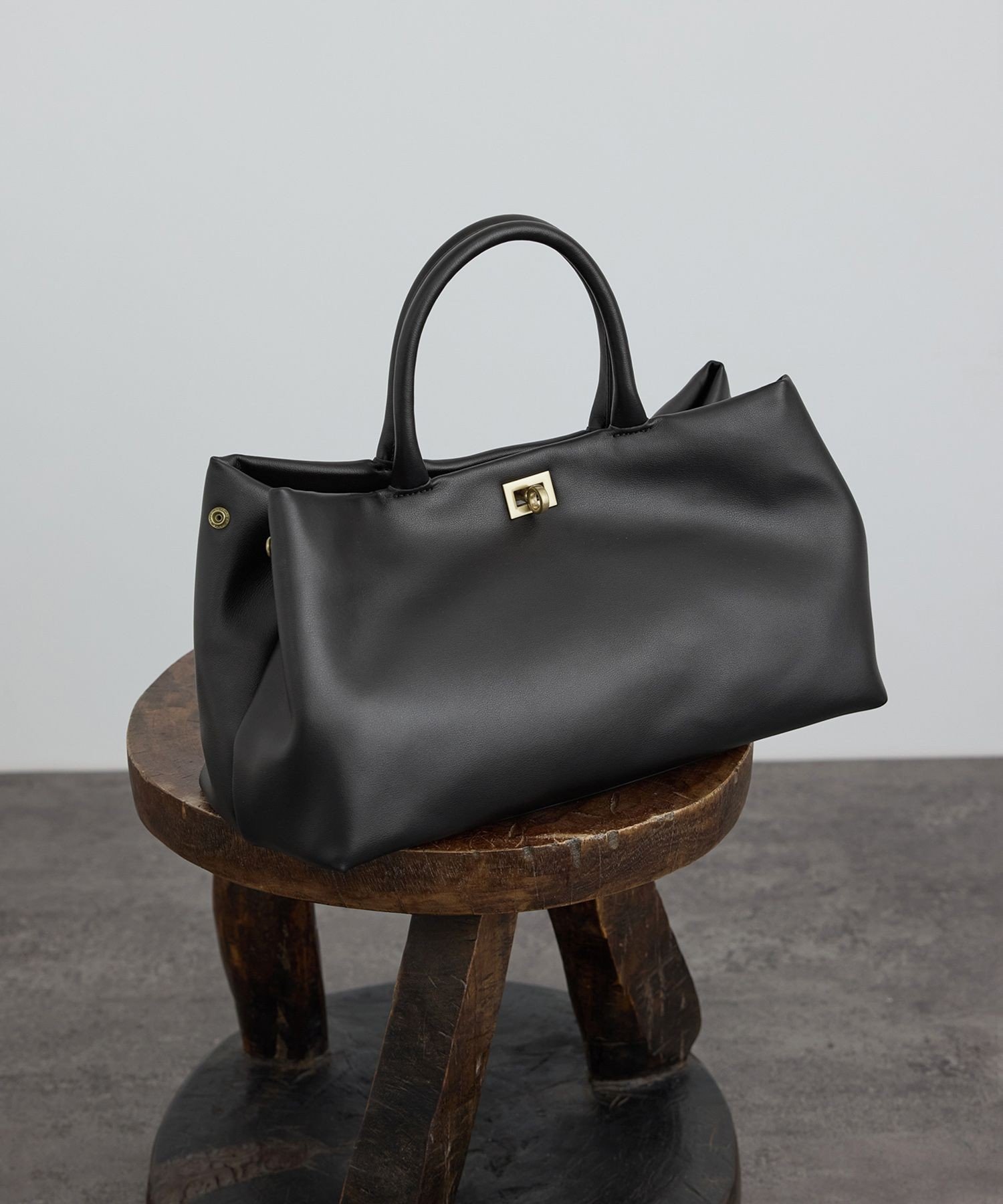 【サロン アダム エ ロペ/SALON adam et rope'】の【WEB限定】【WS(ドゥーブル)】ソフトレザーメタルロックボストン インテリア・キッズ・メンズ・レディースファッション・服の通販 founy(ファニー) 　ファッション　Fashion　レディースファッション　Fashion for Women　アクセサリー　Fashion Accessories　オケージョン　Occasion Wear　クラッチ　Clutch, Clutch Bag　コレクション　Collection, Seasonal Line　ショルダー　Shoulder, Shoulder Strap　シルバー　Silver, Metallic Silver　トレンド　Trend, Trending Now　バランス　Balance, Style Balance　フォルム　Silhouette, Form　ボストンバッグ　Boston Bag, Retro Bag　ポケット　Pocket, Pocket Detail　ミドル　Middle Length, Mid Height　ワイド　Wide, Wide Fit　エレガント 上品　Elegant　ブラック(01)|ID: prp329100004822152 ipo3291000000035050426