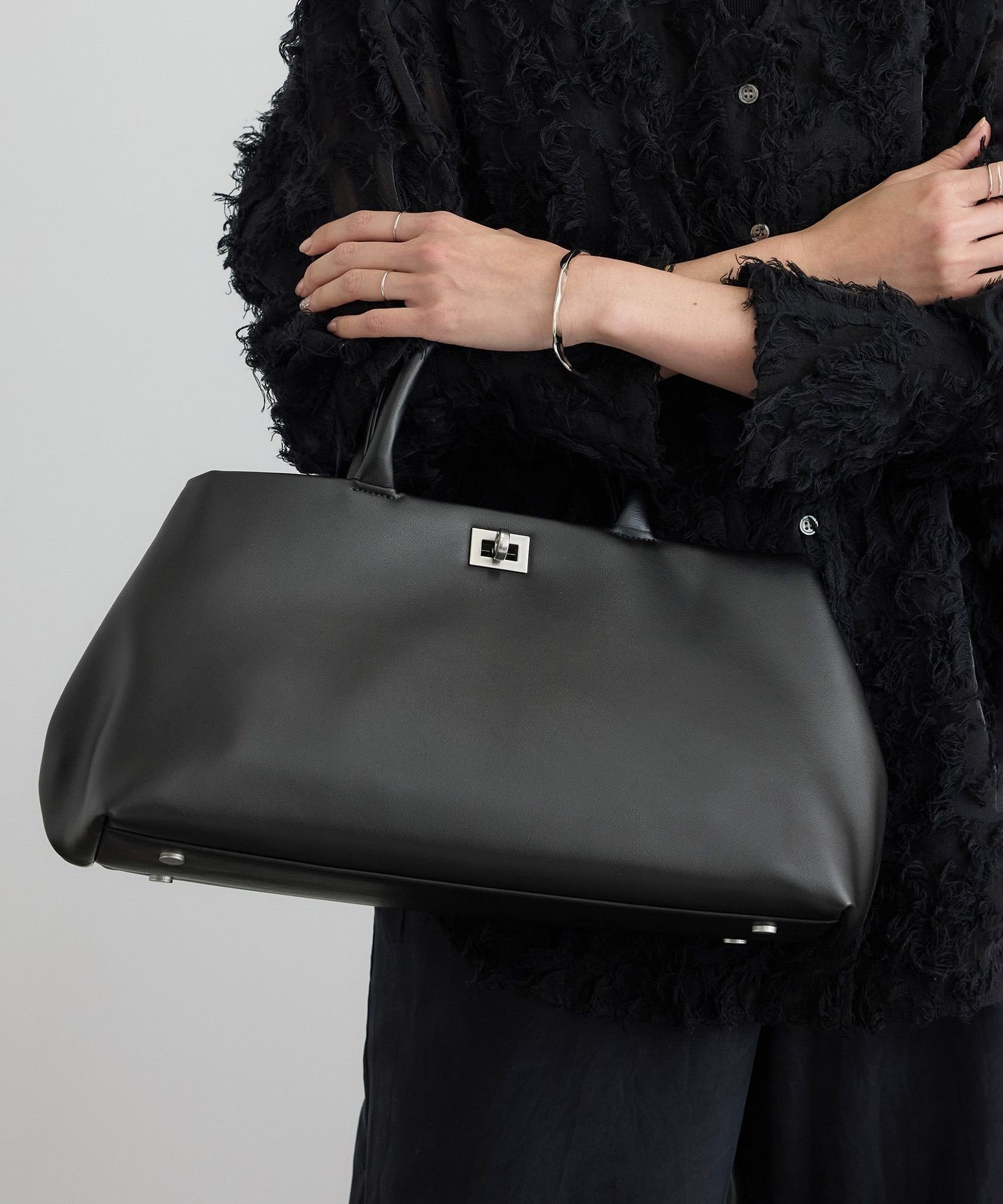 【サロン アダム エ ロペ/SALON adam et rope'】の【WEB限定】【WS(ドゥーブル)】ソフトレザーメタルロックボストン インテリア・キッズ・メンズ・レディースファッション・服の通販 founy(ファニー) 　ファッション　Fashion　レディースファッション　Fashion for Women　アクセサリー　Fashion Accessories　オケージョン　Occasion Wear　クラッチ　Clutch, Clutch Bag　コレクション　Collection, Seasonal Line　ショルダー　Shoulder, Shoulder Strap　シルバー　Silver, Metallic Silver　トレンド　Trend, Trending Now　バランス　Balance, Style Balance　フォルム　Silhouette, Form　ボストンバッグ　Boston Bag, Retro Bag　ポケット　Pocket, Pocket Detail　ミドル　Middle Length, Mid Height　ワイド　Wide, Wide Fit　エレガント 上品　Elegant　ブラック系(02)|ID: prp329100004822152 ipo3291000000035050428