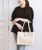 【サマンサタバサ/SamanTha Thavasa】のサークルモチーフスクエアレザートートバッグ 大サイズ 人気、トレンドファッション・服の通販 founy(ファニー) ファッション Fashion レディースファッション Fashion for Women バッグ Bags シェイプ Shape, Slim Fit シンプル Simple, Minimal スクエア Square, Square Shape 財布 Wallet, Purse フィット Fit, Slim Fit フォルム Silhouette, Form ポケット Pocket, Pocket Detail おすすめ Recommended / Our Picks エレガント 上品 Elegant ビジネス 仕事 通勤 Business / Work / Commuting thumbnail オフホワイト|ID: prp329100004822155 ipo3291000000035050453