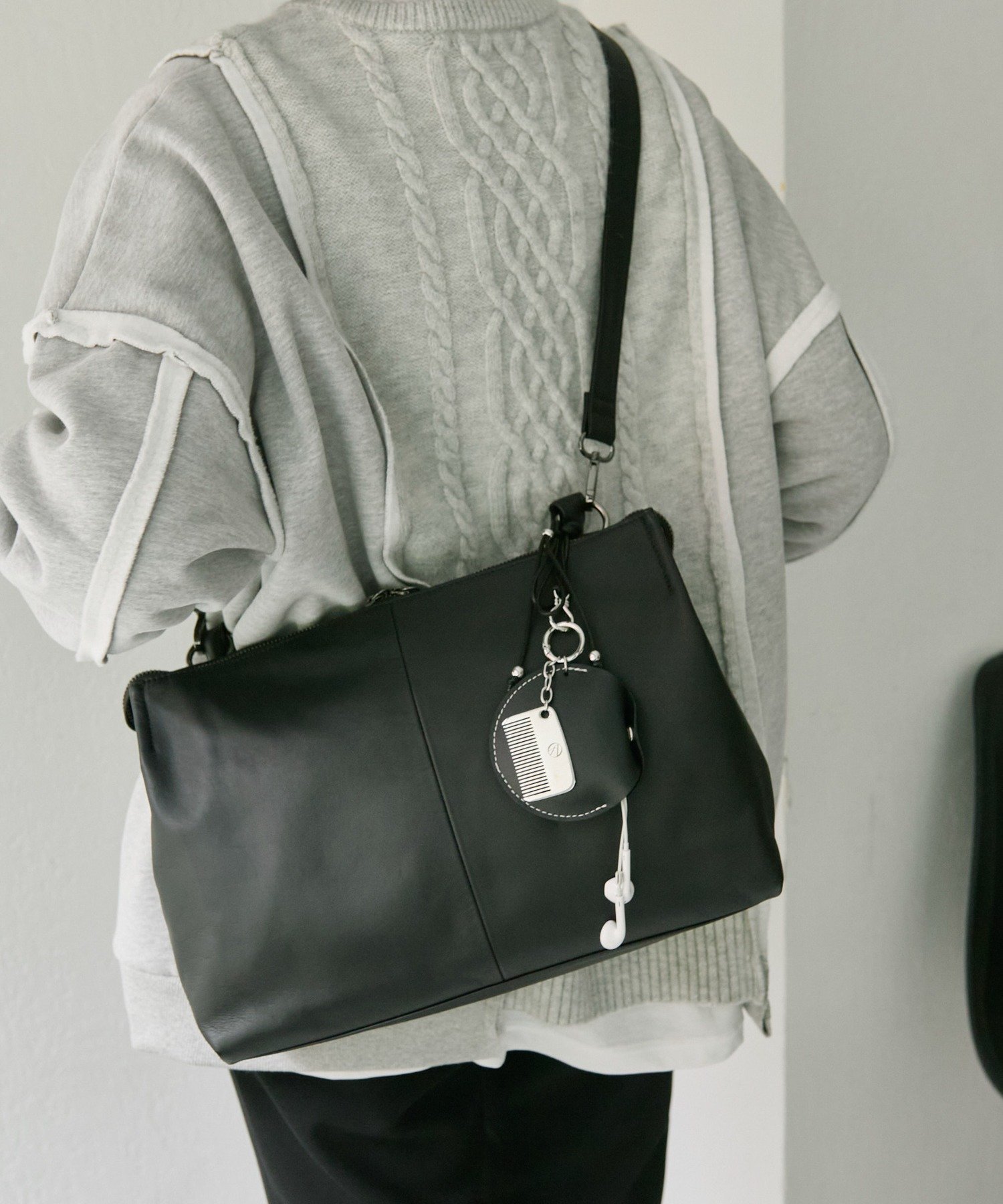 【イア パピヨネ/ear PAPILLONNER】の《本革/A4サイズ対応》2wayスクエアショルダーバッグ 人気、トレンドファッション・服の通販 founy(ファニー) 　ファッション　Fashion　レディースファッション　Fashion for Women　バッグ　Bags　軽量　Lightweight, Ultra Light　ショルダー　Shoulder, Shoulder Strap　シンプル　Simple, Minimal　スクエア　Square, Square Shape　フォルム　Silhouette, Form　ポケット　Pocket, Pocket Detail　マグネット　Magnet, Magnetic Closure　エレガント 上品　Elegant　ビジネス 仕事 通勤　Business / Work / Commuting　 other-1|ID: prp329100004822185 ipo3291000000035050696