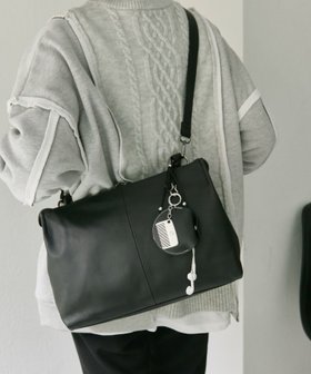 【イア パピヨネ/ear PAPILLONNER】の《本革/A4サイズ対応》2wayスクエアショルダーバッグ 人気、トレンドファッション・服の通販 founy(ファニー) ファッション Fashion レディースファッション Fashion for Women バッグ Bags 軽量 Lightweight, Ultra Light ショルダー Shoulder, Shoulder Strap シンプル Simple, Minimal スクエア Square, Square Shape フォルム Silhouette, Form ポケット Pocket, Pocket Detail マグネット Magnet, Magnetic Closure エレガント 上品 Elegant ビジネス 仕事 通勤 Business / Work / Commuting |ID:prp329100004822185