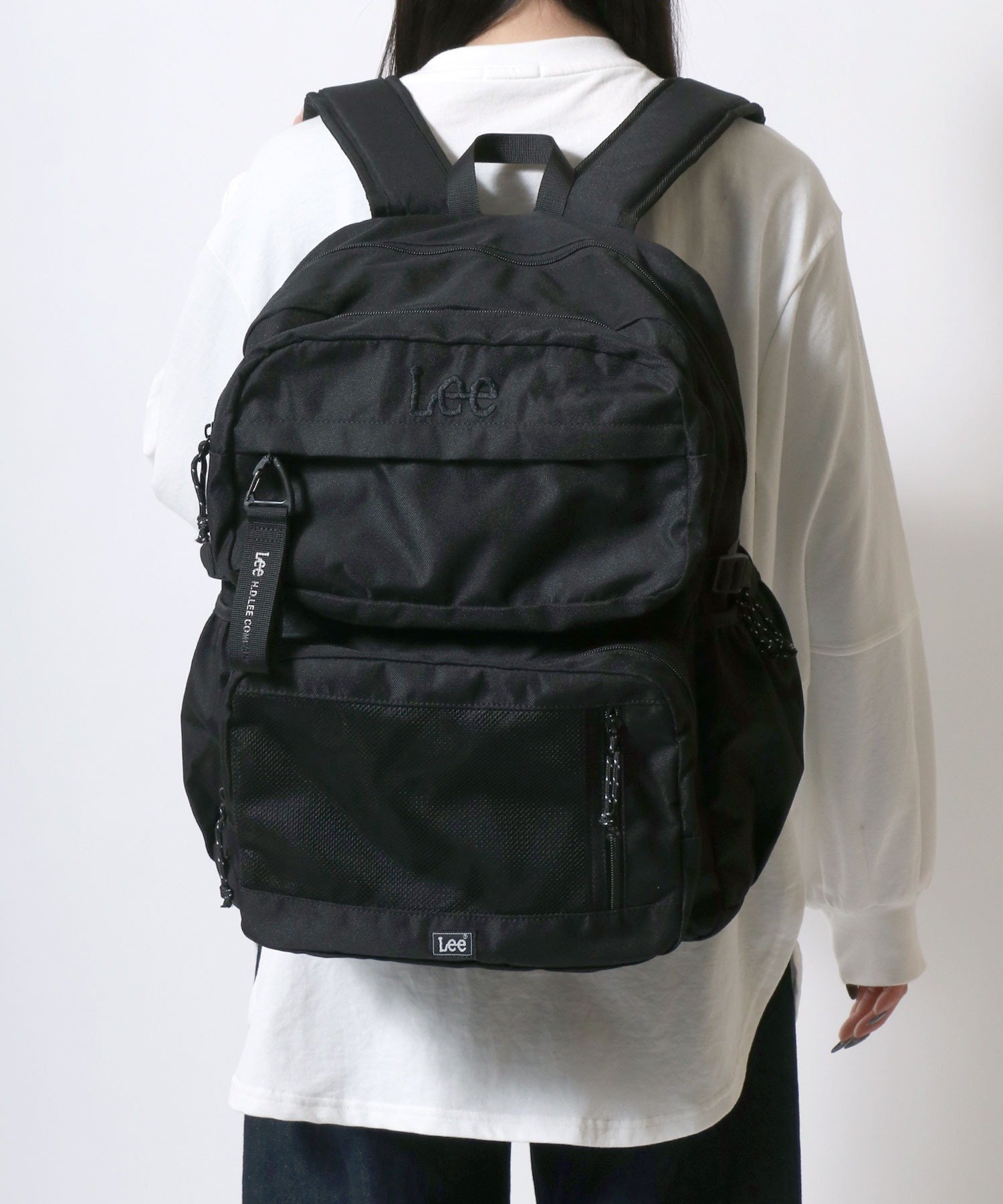 【ラザル/LAZAR】のLee リー リュック バックパック 撥水 大容量 多機能 刺繍 ロゴ チャーム付 メンズ レディース ユニセックス インテリア・キッズ・メンズ・レディースファッション・服の通販 founy(ファニー) 　ファッション　Fashion　レディースファッション　Fashion for Women　バッグ　Bags　アウトドア　Outdoor Clothing　カーゴパンツ　Cargo Pants, Utility Pants　カーディガン　Cardigan, Knitwear　キャップ　Cap, Baseball Cap　キャラクター　Character, Licensed Characters　クッション　Cushion, Throw Pillow　傘　Umbrella, Parasol　軽量　Lightweight, Ultra Light　サングラス　Sunglasses, Shades　サンダル　Sandals, Summer Shoes　ジャケット　Jacket, Outerwear　ジーンズ　Jeans, Denim Pants　ストライプ　Stripe, Striped Pattern　スニーカー　Sneakers, Trainers　スポーツ　Sports, Activewear　スラックス　Slacks, Dress Pants　センター　Center, Center Line　財布　Wallet, Purse　チャーム　Charm, Pendant　デイパック　Daypack, Casual Backpack　デニム　Denim, Jeans Material　定番　Standard, Basic Item　人気　Popular, Best Seller　パーカー　Hoodie, Parka　フレア　Flare, Flared　ブルゾン　Blouson, Bomber Jacket　ベーシック　Basic, Essential　ブラック×ブラック|ID: prp329100004822191 ipo3291000000035050752