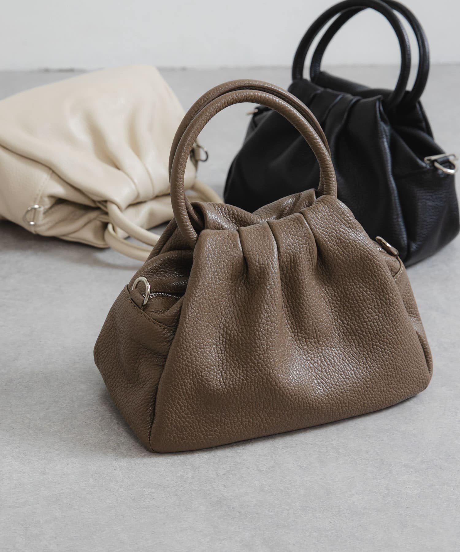 【アーバンリサーチ/URBAN RESEARCH】のレザーハンドバッグ インテリア・キッズ・メンズ・レディースファッション・服の通販 founy(ファニー) 　ファッション　Fashion　レディースファッション　Fashion for Women　バッグ　Bags　2025年　2025　2025-2026秋冬・A/W　Autumn/Winter 2025–26 AW25–26　冬　Winter / This Winter　イタリア　Italy　エレガント 上品　Elegant　ギャザー　Gathered, Ruffled　コンパクト　Compact, Small Size　ショルダー　Shoulder, Shoulder Strap　A/W・秋冬　Autumn/Winter　モカ|ID: prp329100004822200 ipo3291000000035050842