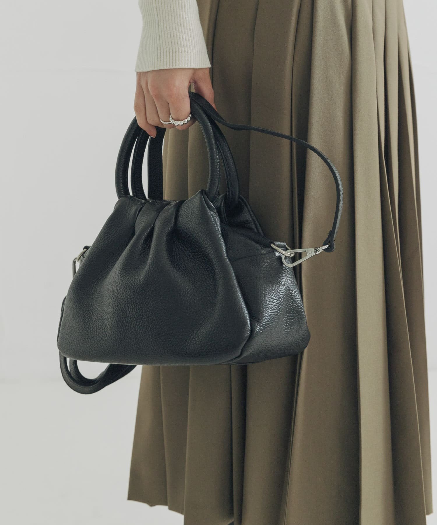 【アーバンリサーチ/URBAN RESEARCH】のレザーハンドバッグ インテリア・キッズ・メンズ・レディースファッション・服の通販 founy(ファニー) 　ファッション　Fashion　レディースファッション　Fashion for Women　バッグ　Bags　2025年　2025　2025-2026秋冬・A/W　Autumn/Winter 2025–26 AW25–26　冬　Winter / This Winter　イタリア　Italy　エレガント 上品　Elegant　ギャザー　Gathered, Ruffled　コンパクト　Compact, Small Size　ショルダー　Shoulder, Shoulder Strap　A/W・秋冬　Autumn/Winter　ブラック|ID: prp329100004822200 ipo3291000000035050844