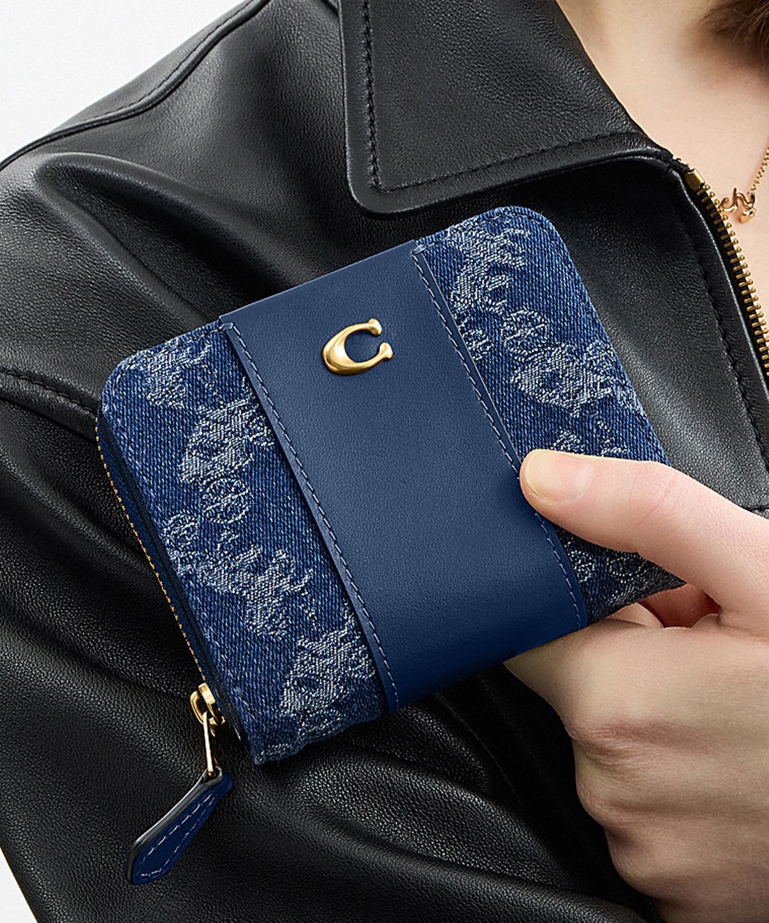 【コーチ/COACH】の【公式】エッセンシャル ビルフォールド ウォレット・ホース アンド キャリッジ プリント 人気、トレンドファッション・服の通販 founy(ファニー) 　ファッション　Fashion　レディースファッション　Fashion for Women　クラシック　Classic, Timeless Style　ジップ　Zip, Zipper　財布　Wallet, Purse　デニム　Denim, Jeans Material　ニューヨーク　New York, NYC Style　プリント　Print, Printed Pattern　ポケット　Pocket, Pocket Detail　おすすめ　Recommended / Our Picks　ギフト プレゼント　Gift / Present　 other-1|ID: prp329100004822704 ipo3291000000035063322