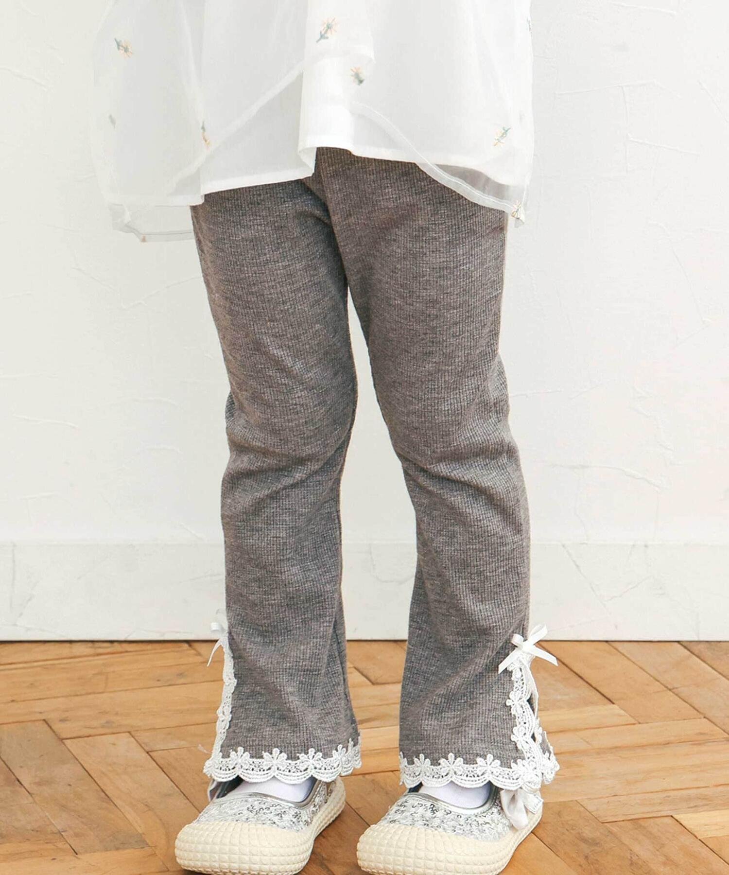 【ベベ オンライン ストア/BEBE ONLINE STORE / KIDS】のレースリボン裾フレア9分丈レギンス(80~130cm) インテリア・キッズ・メンズ・レディースファッション・服の通販 founy(ファニー) 　ファッション　Fashion　キッズファッション　Fashion for Kids　秋　Autumn　スリット　Slit, Slit Detail　チェック　Check, Plaid, Tartan　チュール　Tulip, Tulip Motif　テレコ　Ribbed, Rib Stitch　パープル　Purple, Violet　フレア　Flare, Flared　フレンチ　French, French Style　ミックス　Mix, Mixed Style　モチーフ　Motif, Design Theme　リボン　Ribbon, Bow　レギンス　Leggings, Stretch Pants　レース　Lace, Lace Fabric　ロマンティック　Romantic, Feminine Style　A/W・秋冬　Autumn/Winter　エレガント 上品　Elegant　2025年　2025　2025-2026秋冬・A/W　Autumn/Winter 2025–26 AW25–26　グレー|ID: prp329100004822728 ipo3291000000035063654