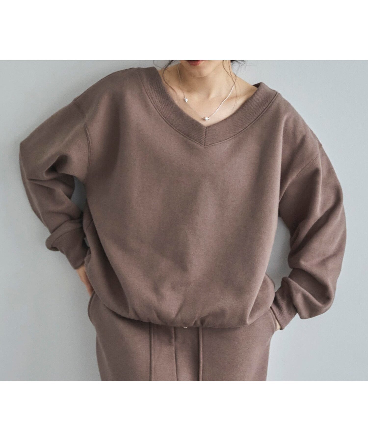 【ドゥ アルシーヴ/Doux archives】の裏起毛Vネック前後2WAYプルオーバー 人気、トレンドファッション・服の通販 founy(ファニー) 　ファッション　Fashion　レディースファッション　Fashion for Women　トップス・カットソー　Cut & Sew Tops　カジュアルプルオーバー・ニットトップス　Pullovers & Knit Tops / Casual Pullovers　Vネックトップス　V-Neck Tops / V-Cut Neckline Shirts　スウェット / スエット　Sweatshirt, Sweatwear　セットアップ　Set-Up, Coordinated Outfit　デコルテ　Décolleté, Neckline　ボトム　Bottoms, Lower Wear　 other-1|ID: prp329100004822769 ipo3291000000035064317