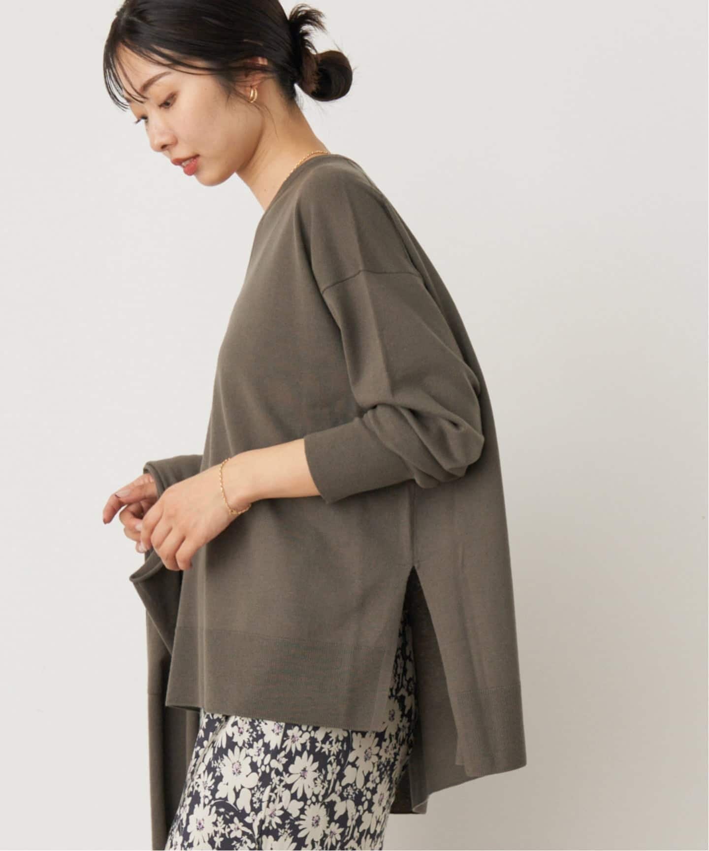 【イエナ/IENA】のライトウールVネックプルオーバー インテリア・キッズ・メンズ・レディースファッション・服の通販 founy(ファニー) 　ファッション　Fashion　レディースファッション　Fashion for Women　トップス・カットソー　Cut & Sew Tops　カジュアルプルオーバー・ニットトップス　Pullovers & Knit Tops / Casual Pullovers　Vネックトップス　V-Neck Tops / V-Cut Neckline Shirts　2025年　2025　2025-2026秋冬・A/W　Autumn/Winter 2025–26 AW25–26　ポンチョ　Poncho, Cape Style　カーキ|ID: prp329100004823239 ipo3291000000035072446