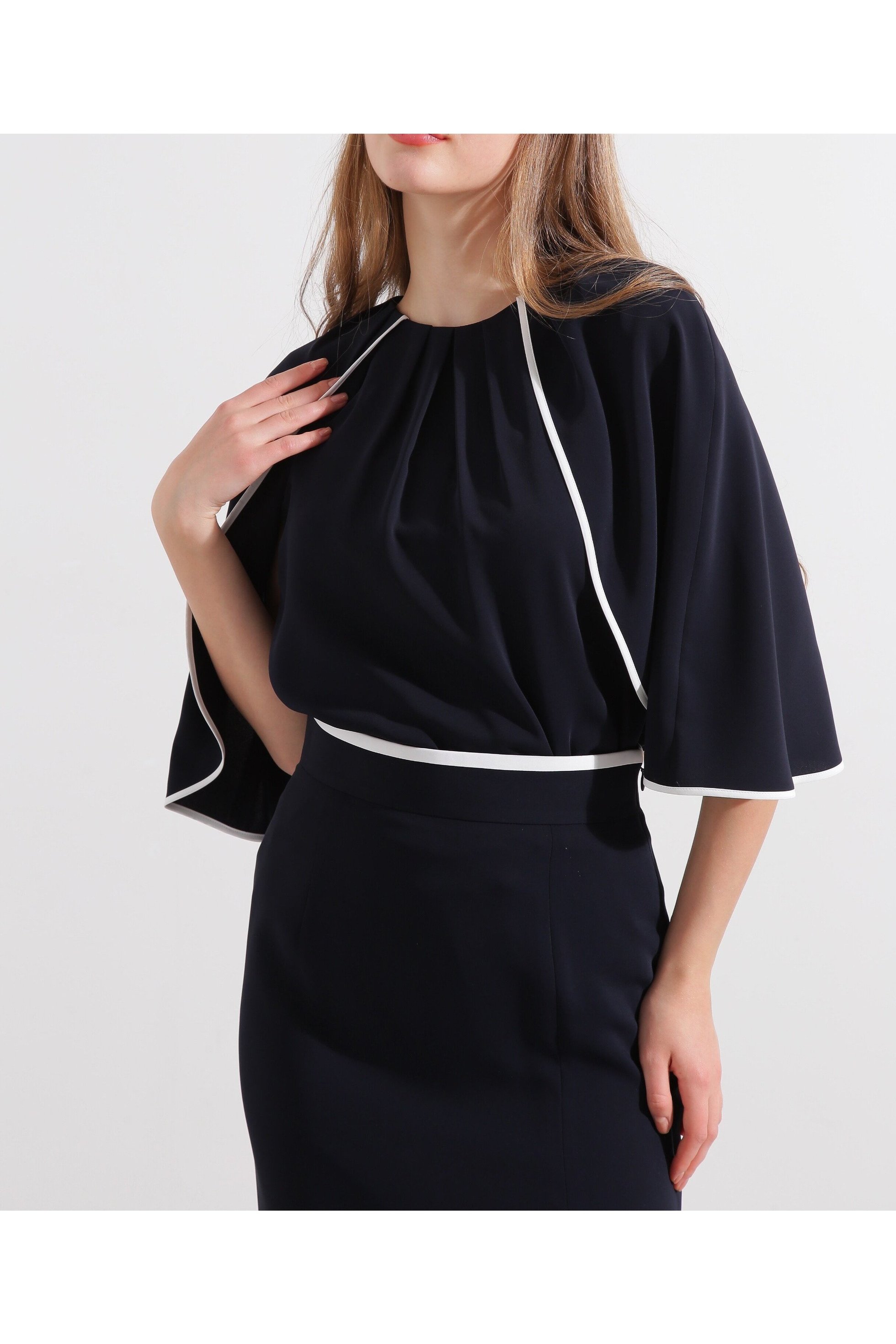 【ピンキーアンドダイアン/Pinky&Dianne】のバイカラーケープブラウス インテリア・キッズ・メンズ・レディースファッション・服の通販 founy(ファニー) 　ファッション　Fashion　レディースファッション　Fashion for Women　トップス・カットソー　Cut & Sew Tops　シャツ・ブラウス・オフィスカジュアル　Elegant Blouses & Button-Ups　コンパクト　Compact, Small Size　スタンダード　Standard, Basic　ストレッチ　Stretch, Stretchy Fabric　ツイル　Twist, Twisted Detail　ノースリーブ　Sleeveless, No-Sleeve　エレガント 上品　Elegant　羽織　Haori, Light Jacket　ネイビー|ID: prp329100004823246 ipo3291000000035072518