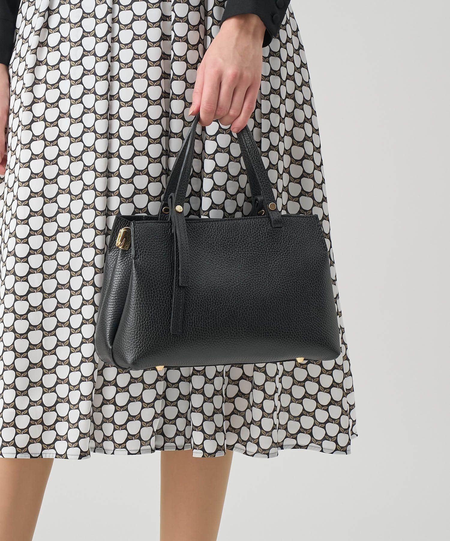 【アナイ/ANAYI】のシュリンクレザー2WAYハンドバッグ インテリア・キッズ・メンズ・レディースファッション・服の通販 founy(ファニー) 　ファッション　Fashion　レディースファッション　Fashion for Women　バッグ　Bags　イタリア　Italy　スマート　Smart, Elegant　ポケット　Pocket, Pocket Detail　マグネット　Magnet, Magnetic Closure　モチーフ　Motif, Design Theme　再入荷　Restock / Back in Stock　別注　Limited Edition, Custom Order　A/W・秋冬　Autumn/Winter　black|ID: prp329100004823404 ipo3291000000035074877