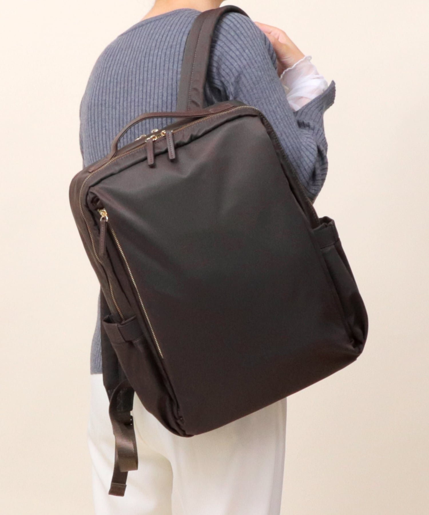 【ユナイテッド ベース/UNITED BASE】の【撥水 / 軽量】多機能 ナイロン バックパック リュック インテリア・キッズ・メンズ・レディースファッション・服の通販 founy(ファニー) 　ファッション　Fashion　レディースファッション　Fashion for Women　バッグ　Bags　クッション　Cushion, Throw Pillow　傘　Umbrella, Parasol　軽量　Lightweight, Ultra Light　ショルダー　Shoulder, Shoulder Strap　シンプル　Simple, Minimal　財布　Wallet, Purse　フェイクレザー　Faux Leather, PU Leather　ポケット　Pocket, Pocket Detail　リュック　Backpack, Rucksack　おすすめ　Recommended / Our Picks　旅行　Travel　ビジネス 仕事 通勤　Business / Work / Commuting　ダークブラウン|ID: prp329100004823441 ipo3291000000035075237