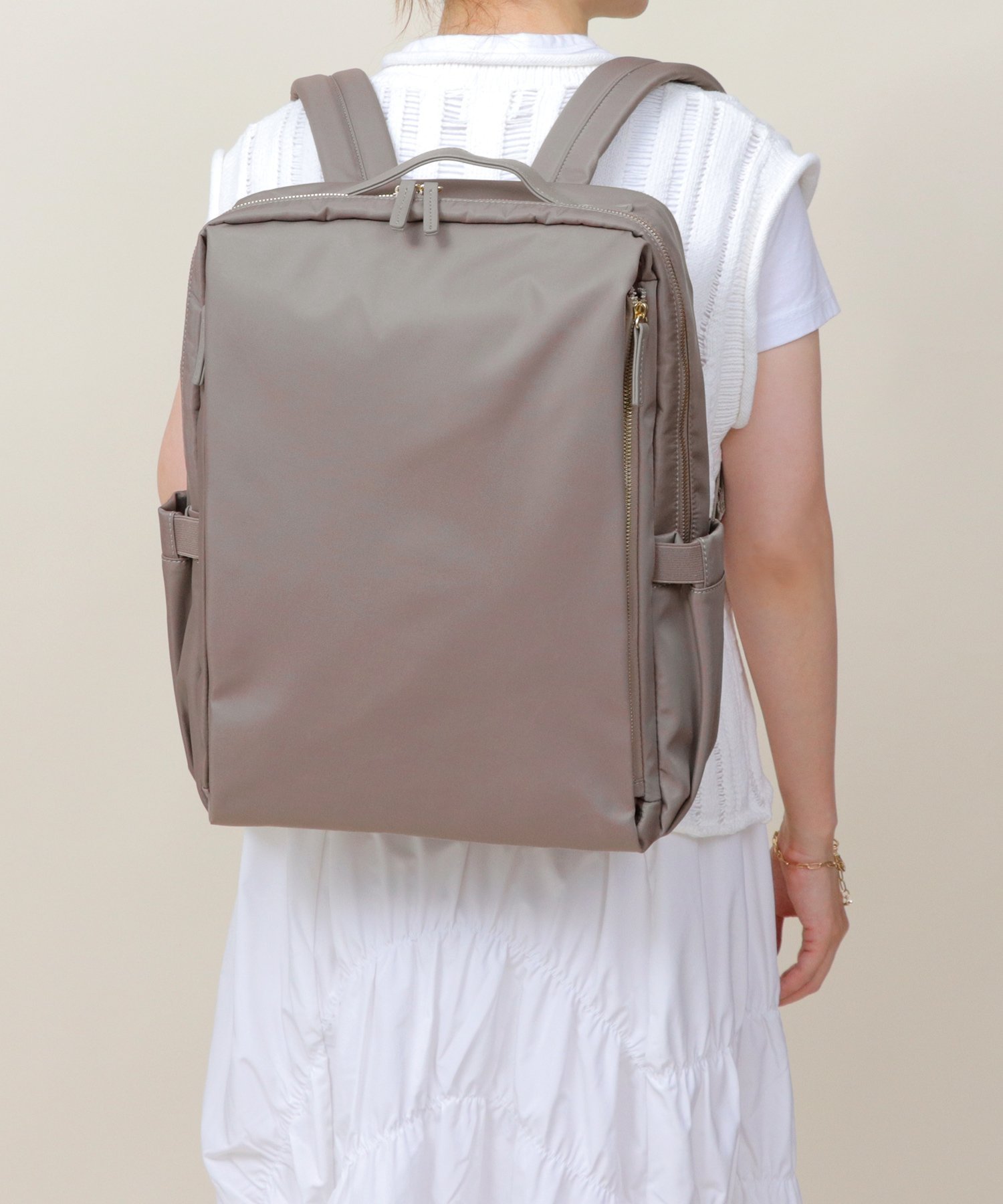 【ユナイテッド ベース/UNITED BASE】の【撥水 / 軽量】多機能 ナイロン バックパック リュック インテリア・キッズ・メンズ・レディースファッション・服の通販 founy(ファニー) 　ファッション　Fashion　レディースファッション　Fashion for Women　バッグ　Bags　クッション　Cushion, Throw Pillow　傘　Umbrella, Parasol　軽量　Lightweight, Ultra Light　ショルダー　Shoulder, Shoulder Strap　シンプル　Simple, Minimal　財布　Wallet, Purse　フェイクレザー　Faux Leather, PU Leather　ポケット　Pocket, Pocket Detail　リュック　Backpack, Rucksack　おすすめ　Recommended / Our Picks　旅行　Travel　ビジネス 仕事 通勤　Business / Work / Commuting　グレーベージュ|ID: prp329100004823441 ipo3291000000035075242