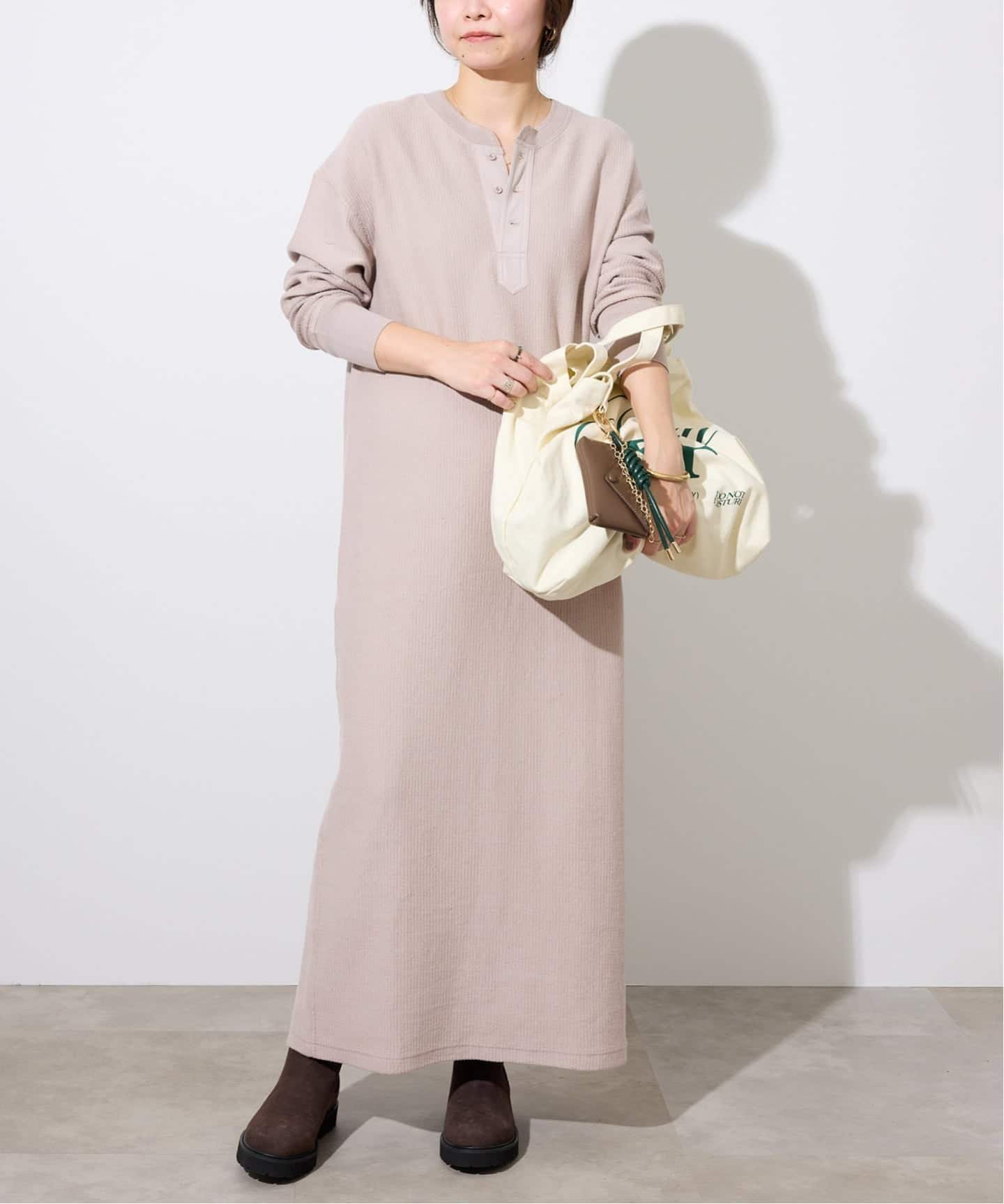 【スローブ イエナ/SLOBE IENA】のテレコヘンリーネックカットワンピース インテリア・キッズ・メンズ・レディースファッション・服の通販 founy(ファニー) ファッション Fashion レディースファッション Fashion for Women ワンピース Dresses 2025年 2025 2025-2026秋冬・A/W Autumn/Winter 2025–26 AW25–26 ストレート Straight, Straight Cut スニーカー Sneakers, Trainers スリット Slit, Slit Detail ベージュ|ID: prp329100004823455 ipo3291000000035075402