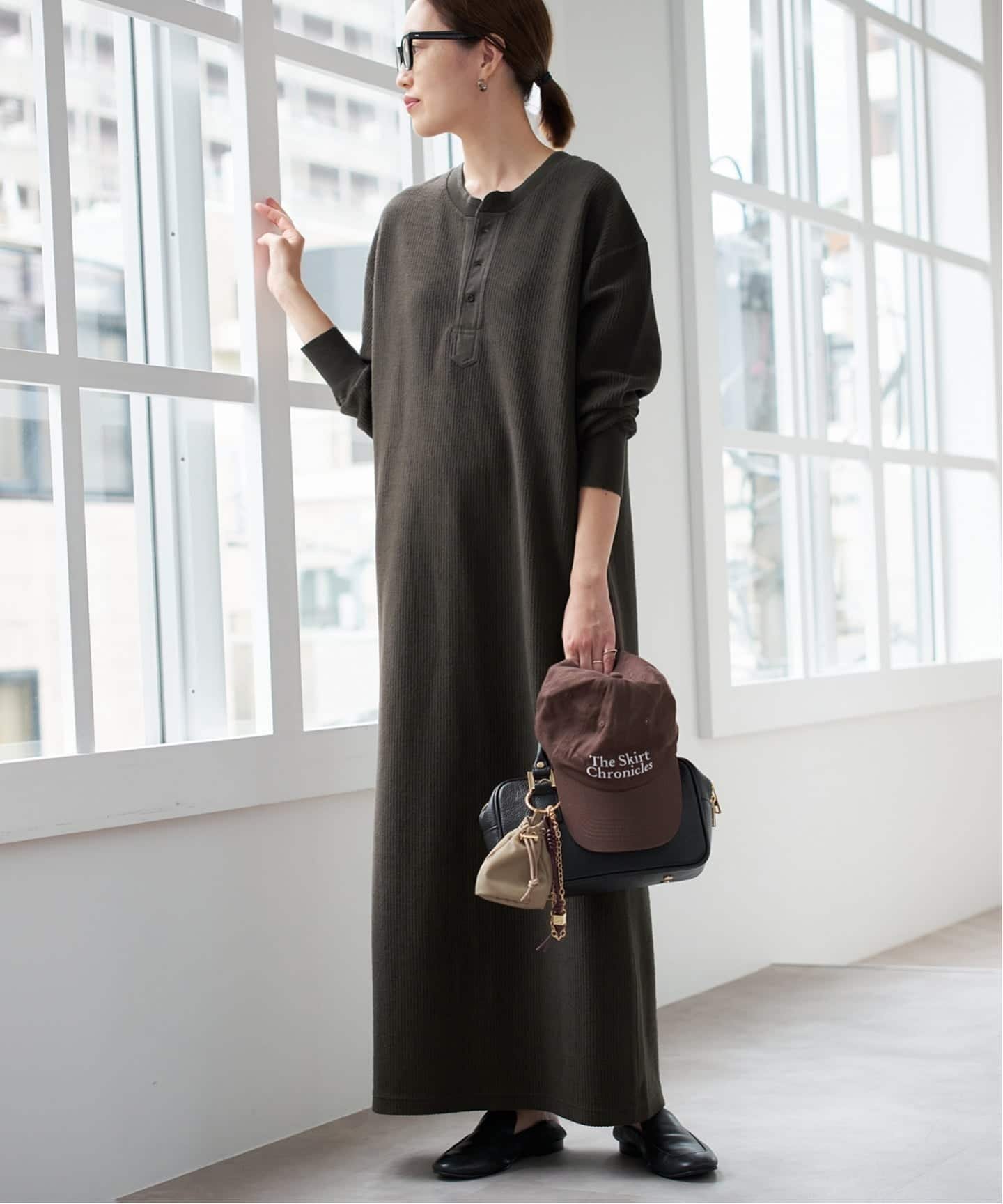 【スローブ イエナ/SLOBE IENA】のテレコヘンリーネックカットワンピース インテリア・キッズ・メンズ・レディースファッション・服の通販 founy(ファニー) ファッション Fashion レディースファッション Fashion for Women ワンピース Dresses 2025年 2025 2025-2026秋冬・A/W Autumn/Winter 2025–26 AW25–26 ストレート Straight, Straight Cut スニーカー Sneakers, Trainers スリット Slit, Slit Detail グレーB|ID: prp329100004823455 ipo3291000000035075405