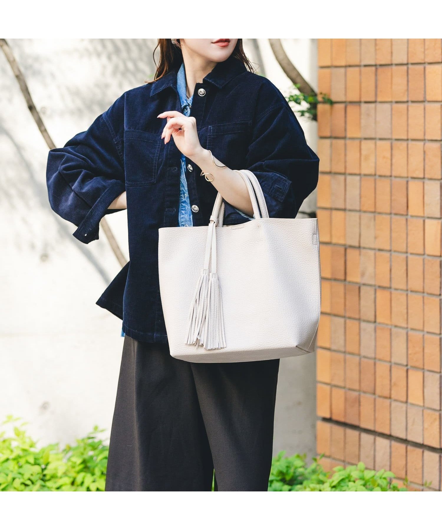 【ロデスコ/RODE SKO / URBAN RESEARCH】のタッセル軽量2WAYシンプルトートバッグ インテリア・キッズ・メンズ・レディースファッション・服の通販 founy(ファニー) 　ファッション　Fashion　レディースファッション　Fashion for Women　バッグ　Bags　2025年　2025　2025-2026秋冬・A/W　Autumn/Winter 2025–26 AW25–26　冬　Winter / This Winter　おすすめ　Recommended / Our Picks　ショルダー　Shoulder, Shoulder Strap　シンプル　Simple, Minimal　スラックス　Slacks, Dress Pants　タッセル　Tassel, Fringe　チャーム　Charm, Pendant　デニム　Denim, Jeans Material　A/W・秋冬　Autumn/Winter　軽量　Lightweight, Ultra Light　ビジネス 仕事 通勤　Business / Work / Commuting　ホワイト系その他|ID: prp329100004823485 ipo3291000000035075802