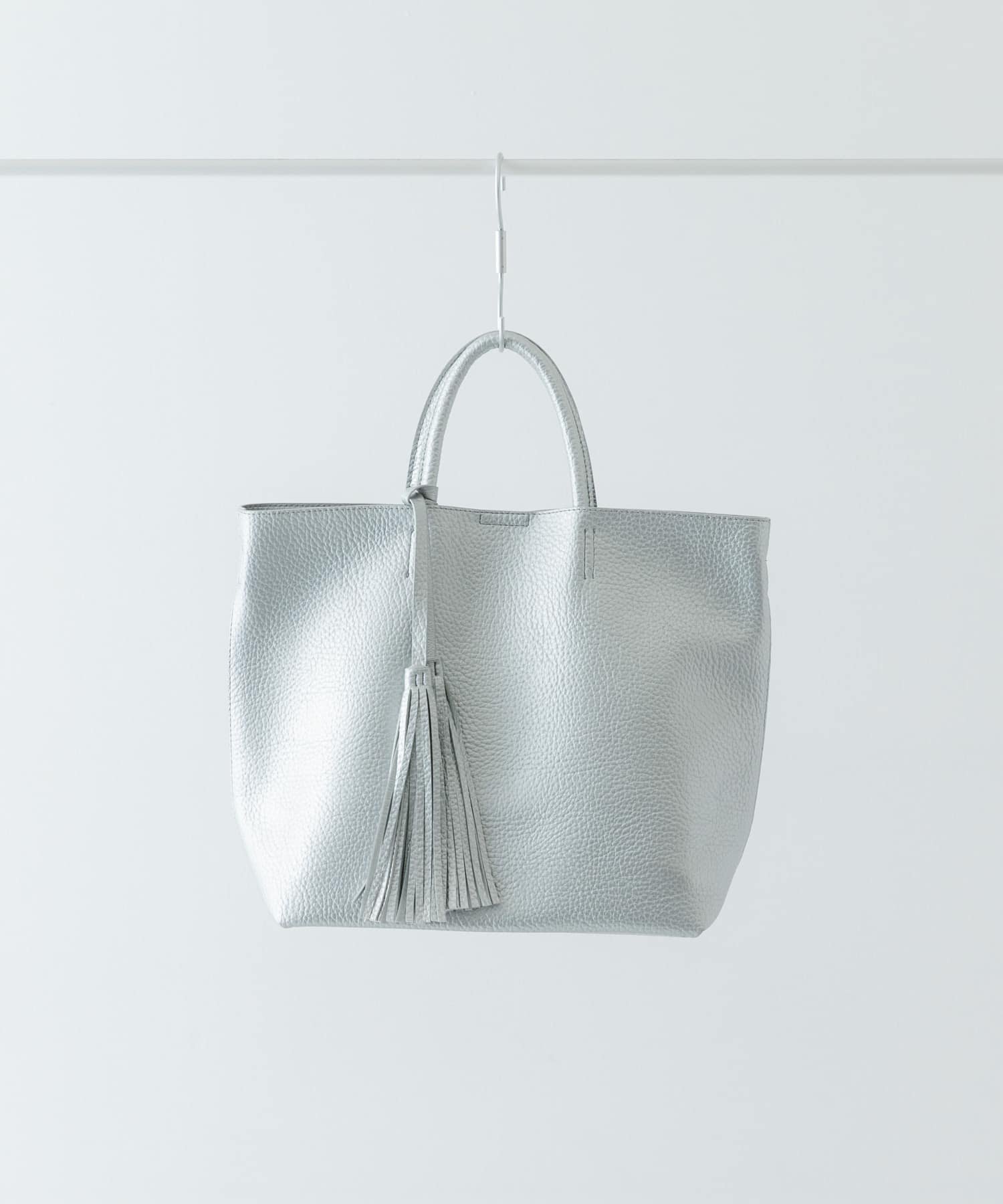 【ロデスコ/RODE SKO / URBAN RESEARCH】のタッセル軽量2WAYシンプルトートバッグ インテリア・キッズ・メンズ・レディースファッション・服の通販 founy(ファニー) 　ファッション　Fashion　レディースファッション　Fashion for Women　バッグ　Bags　2025年　2025　2025-2026秋冬・A/W　Autumn/Winter 2025–26 AW25–26　冬　Winter / This Winter　おすすめ　Recommended / Our Picks　ショルダー　Shoulder, Shoulder Strap　シンプル　Simple, Minimal　スラックス　Slacks, Dress Pants　タッセル　Tassel, Fringe　チャーム　Charm, Pendant　デニム　Denim, Jeans Material　A/W・秋冬　Autumn/Winter　軽量　Lightweight, Ultra Light　ビジネス 仕事 通勤　Business / Work / Commuting　シルバー|ID: prp329100004823485 ipo3291000000035075805