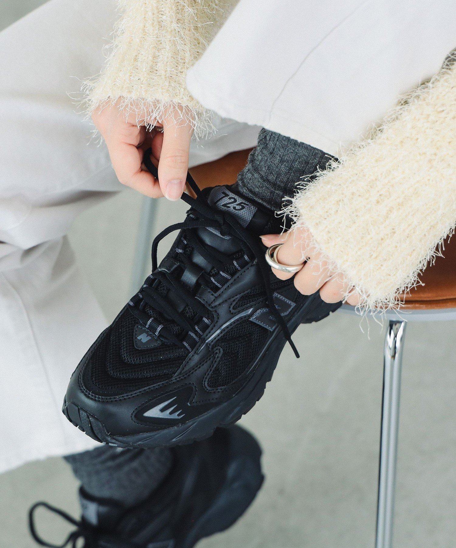 【ビーミングライフストアバイビームス/B:MING LIFE STORE by BEAMS】の【WEB限定】New Balance / ML725 25AW スニーカー 定番 通勤 通学 インテリア・キッズ・メンズ・レディースファッション・服の通販 founy(ファニー) 　ファッション　Fashion　レディースファッション　Fashion for Women　インソール　Shoe Insole　クッション　Cushion, Throw Pillow　クラシカル　Classical, Vintage-Inspired　スニーカー　Sneakers, Trainers　スポーティ　Sporty, Casual Athletic　デニム　Denim, Jeans Material　定番　Standard, Basic Item　バランス　Balance, Style Balance　フレア　Flare, Flared　ボストン　Boston　ミックス　Mix, Mixed Style　メッシュ　Mesh, Net Fabric　ランニング　Running, Running Wear, Activewear, Jogging　再入荷　Restock / Back in Stock　おすすめ　Recommended / Our Picks　ビジネス 仕事 通勤　Business / Work / Commuting　2025年　2025　2025-2026秋冬・A/W　Autumn/Winter 2025–26 AW25–26　BLACK|ID: prp329100004823546 ipo3291000000035076511