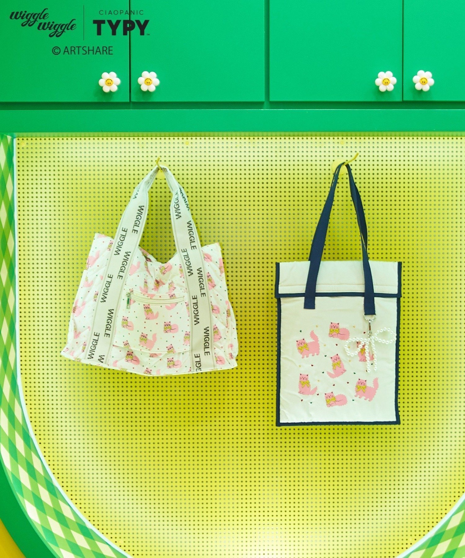 【チャオパニックティピー/CIAOPANIC TYPY】の【wiggle wiggle】マルチウェイトートバッグ インテリア・キッズ・メンズ・レディースファッション・服の通販 founy(ファニー) 　ファッション　Fashion　レディースファッション　Fashion for Women　バッグ　Bags　カラフル　Colorful Design　キャラクター　Character, Licensed Characters　キルティング　Quilted, Quilting　コンパクト　Compact, Small Size　スマート　Smart, Elegant　財布　Wallet, Purse　チャーム　Charm, Pendant　手帳　Planner, Notebook　人気　Popular, Best Seller　ベビー　Baby, Babywear　ポケット　Pocket, Pocket Detail　モチーフ　Motif, Design Theme　おすすめ　Recommended / Our Picks　旅行　Travel　オフホワイト|ID: prp329100004823561 ipo3291000000035076644