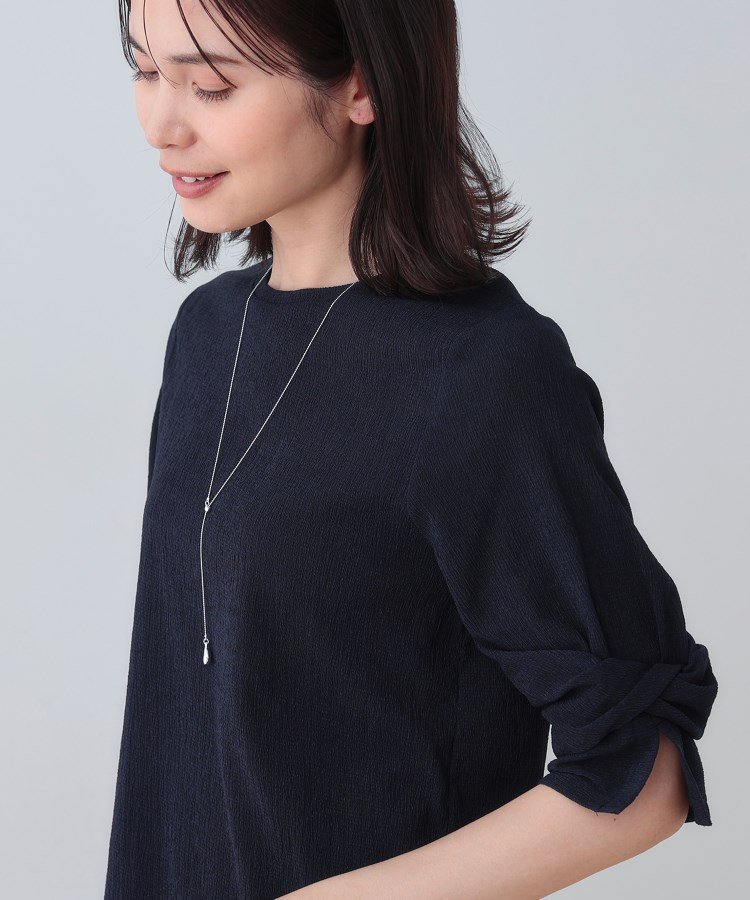 【インディヴィ/INDIVI】の【洗える/吸水速乾/UVケア】ねじりデザイン袖カットソー インテリア・キッズ・メンズ・レディースファッション・服の通販 founy(ファニー) 　ファッション　Fashion　レディースファッション　Fashion for Women　トップス・カットソー　Cut & Sew Tops　カットソー・ベーシックTシャツ　Cut-and-Sewn Tops / Stretch Tees & Basics　洗える　Machine Washable　カットソー　Cut and Sewn Top　吸水　Absorbent, Quick-Dry　ストレッチ　Stretch, Stretchy Fabric　スマート　Smart, Elegant　スリット　Slit, Slit Detail　スーツ　Suit, Formalwear　デニム　Denim, Jeans Material　人気　Popular, Best Seller　おすすめ　Recommended / Our Picks　ネイビー|ID: prp329100004823588 ipo3291000000035076960