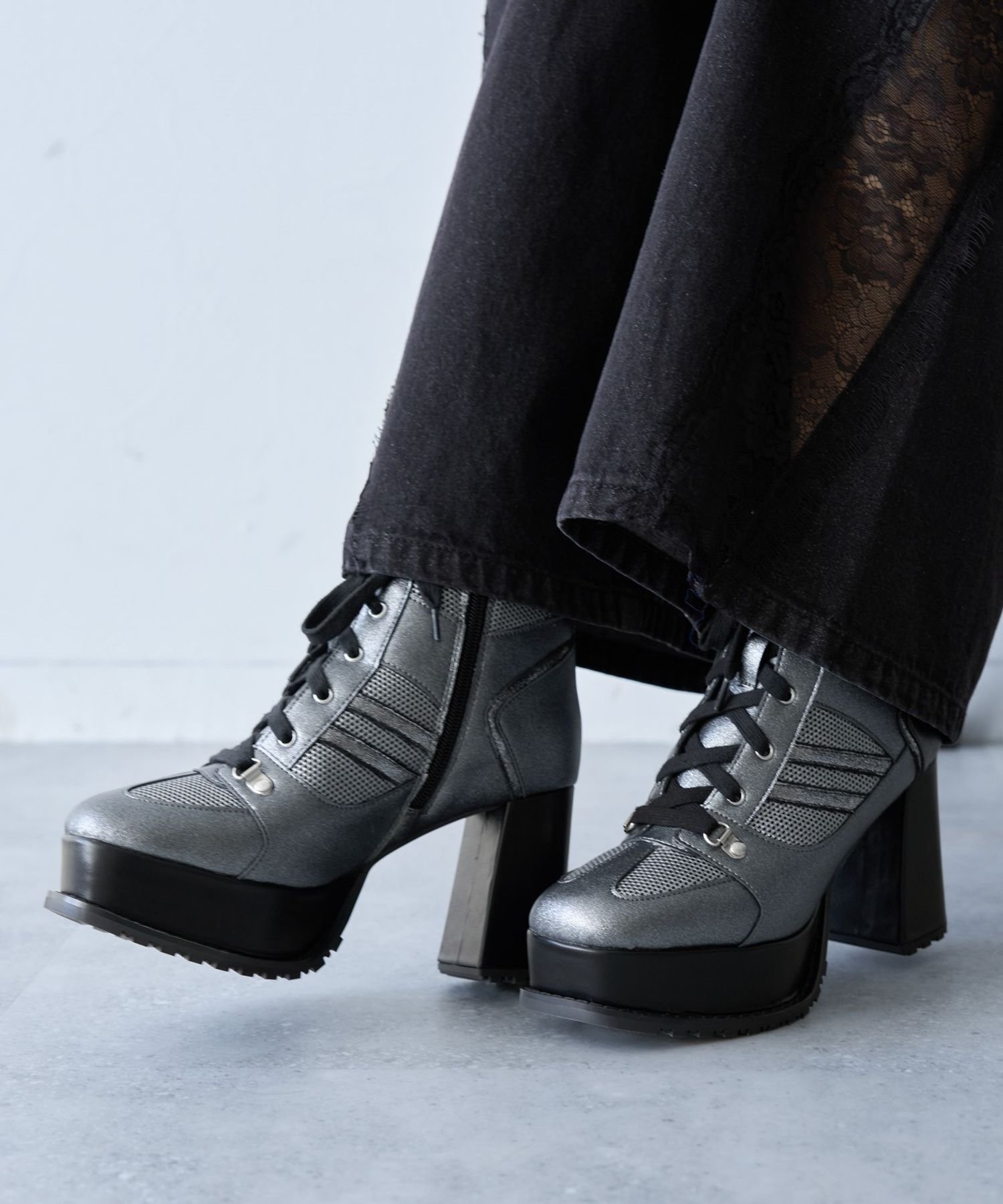 【ハレ/HARE】のスニーカーチャンキーブーツ インテリア・キッズ・メンズ・レディースファッション・服の通販 founy(ファニー) 　ファッション　Fashion　レディースファッション　Fashion for Women　カーゴパンツ　Cargo Pants, Utility Pants　ジップ　Zip, Zipper　スニーカー　Sneakers, Trainers　ミドル　Middle Length, Mid Height　レース　Lace, Lace Fabric　エレガント 上品　Elegant　楽ちん　Easy Fit, Comfortable　シルバー10|ID: prp329100004823592 ipo3291000000035076985