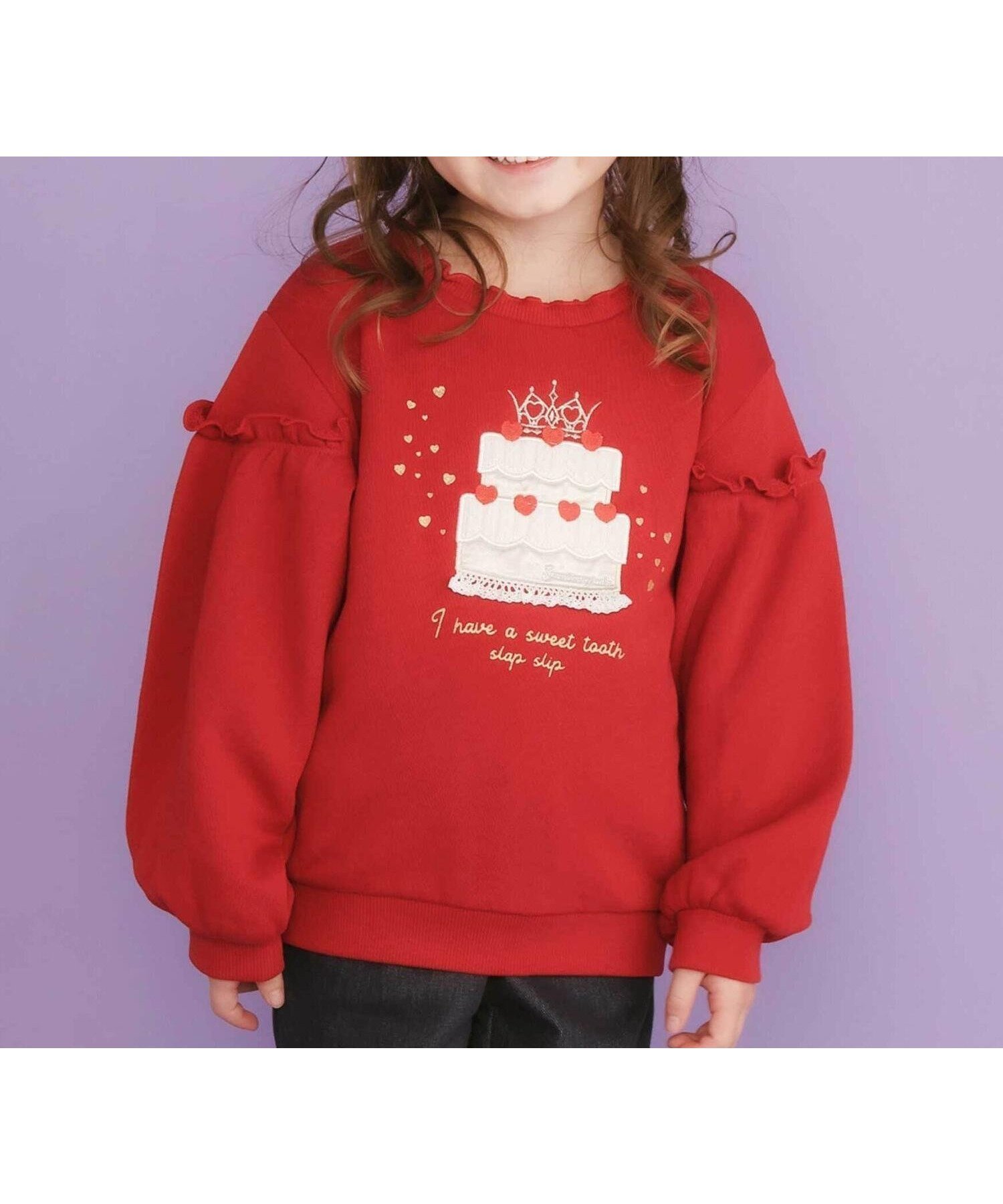 【ベベ オンライン ストア/BEBE ONLINE STORE / KIDS】のケーキパフュームボトルモチーフキラキラパッチ刺しゅうトレーナー(80~130cm) インテリア・キッズ・メンズ・レディースファッション・服の通販 founy(ファニー) 　ファッション　Fashion　キッズファッション　Fashion for Kids　秋　Autumn　キャップ　Cap, Baseball Cap　クラウン　Crown, Royal Motif　サテン　Satin, Glossy Fabric　シンプル　Simple, Minimal　ジュエル　Jewel, Gemstone　チェック　Check, Plaid, Tartan　トレーナー　Sweatshirt, Trainer　長袖　Long Sleeve, Full Sleeve　パッチ　Patch, Appliqué　フレンチ　French, French Style　フロント　Front, Front Design　ミックス　Mix, Mixed Style　モチーフ　Motif, Design Theme　レース　Lace, Lace Fabric　A/W・秋冬　Autumn/Winter　おすすめ　Recommended / Our Picks　エレガント 上品　Elegant　2025年　2025　2025-2026秋冬・A/W　Autumn/Winter 2025–26 AW25–26　レッド|ID: prp329100004823609 ipo3291000000035077123