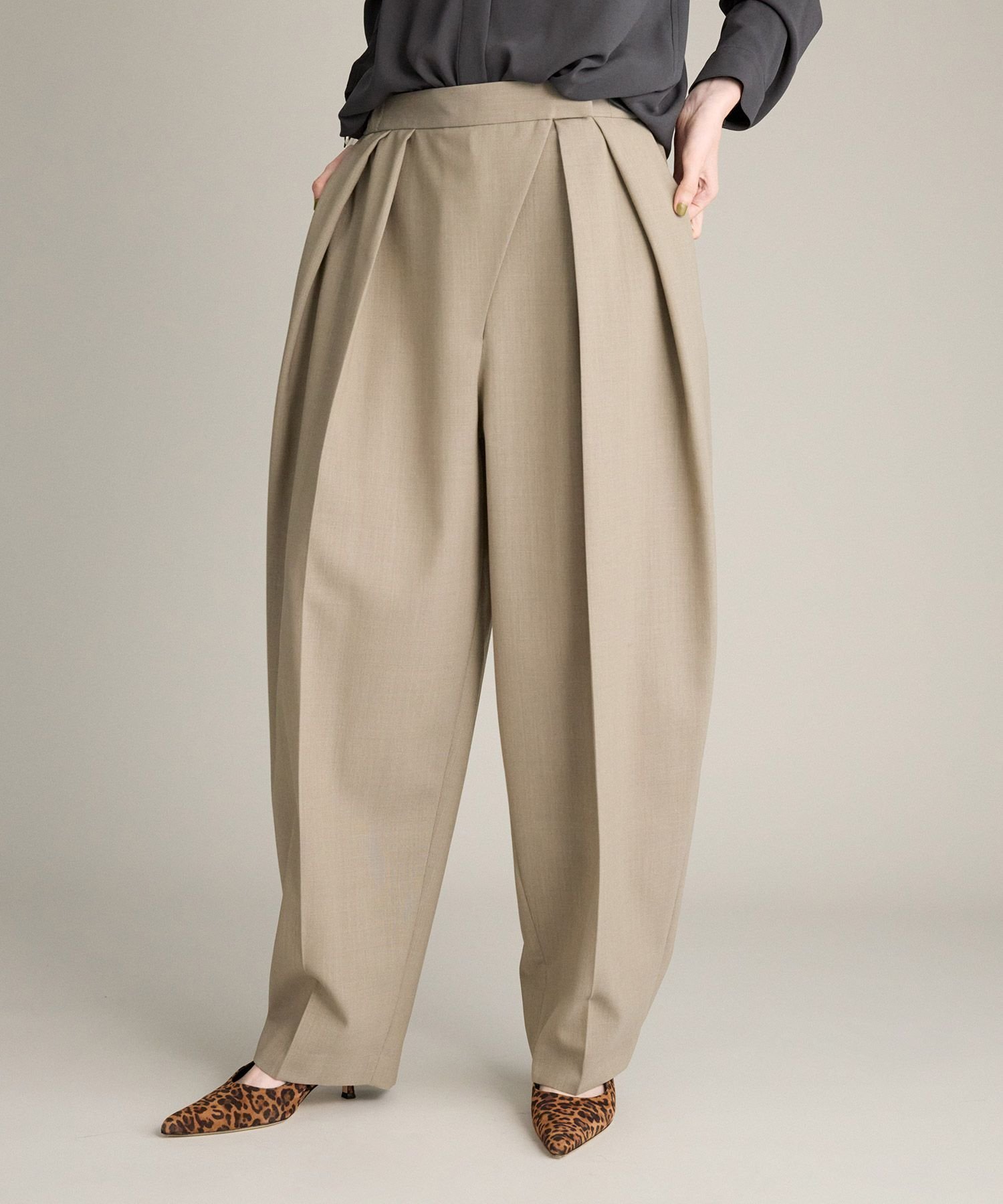 【ブリル/BRILL】のボトルタックパンツ インテリア・キッズ・メンズ・レディースファッション・服の通販 founy(ファニー) 　ファッション　Fashion　レディースファッション　Fashion for Women　パンツ　Pants & Trousers　テーパード　Tapered, Tapered Pants　フォルム　Silhouette, Form　ライトべージュ56|ID: prp329100004823659 ipo3291000000035077432