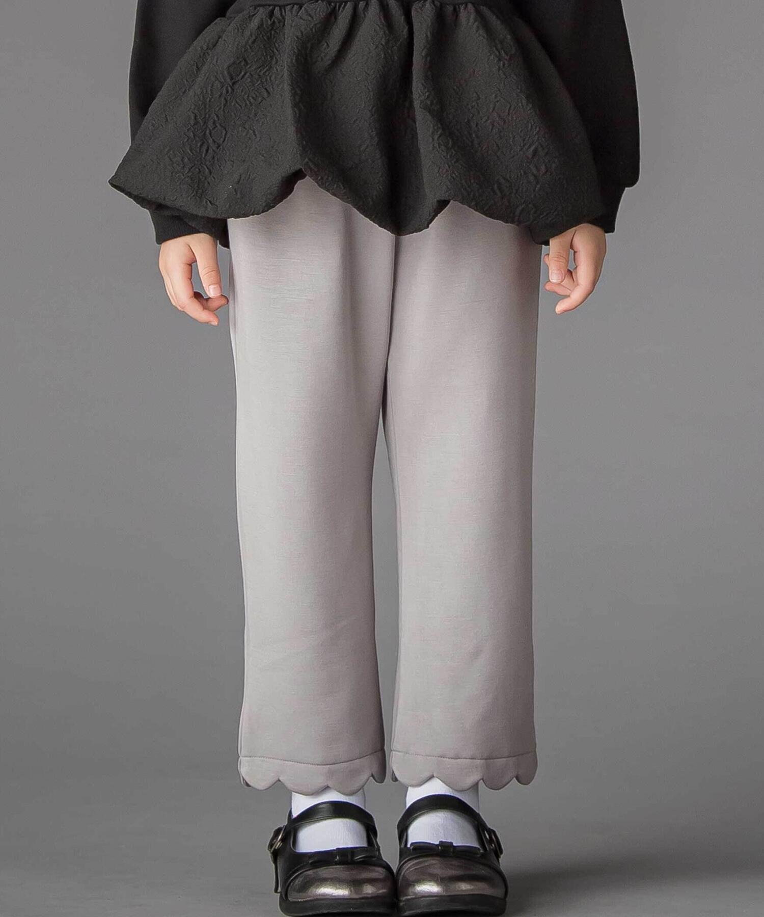 【ベベ オンライン ストア/BEBE ONLINE STORE / KIDS】の【店舗限定】裏起毛ポンチ裾スカラップロングパンツ(95~150cm) インテリア・キッズ・メンズ・レディースファッション・服の通販 founy(ファニー) 　ファッション　Fashion　キッズファッション　Fashion for Kids　ボトムス　Bottoms　スカラップ　Scallop, Scalloped Edge　スタンダード　Standard, Basic　チャーム　Charm, Pendant　トレンド　Trend, Trending Now　なめらか　Smooth, Silky Texture　ポケット　Pocket, Pocket Detail　ロング　Long, Long-Length　A/W・秋冬　Autumn/Winter　おすすめ　Recommended / Our Picks　エレガント 上品　Elegant　2025年　2025　2025-2026秋冬・A/W　Autumn/Winter 2025–26 AW25–26　グレー|ID: prp329100004823696 ipo3291000000035077835