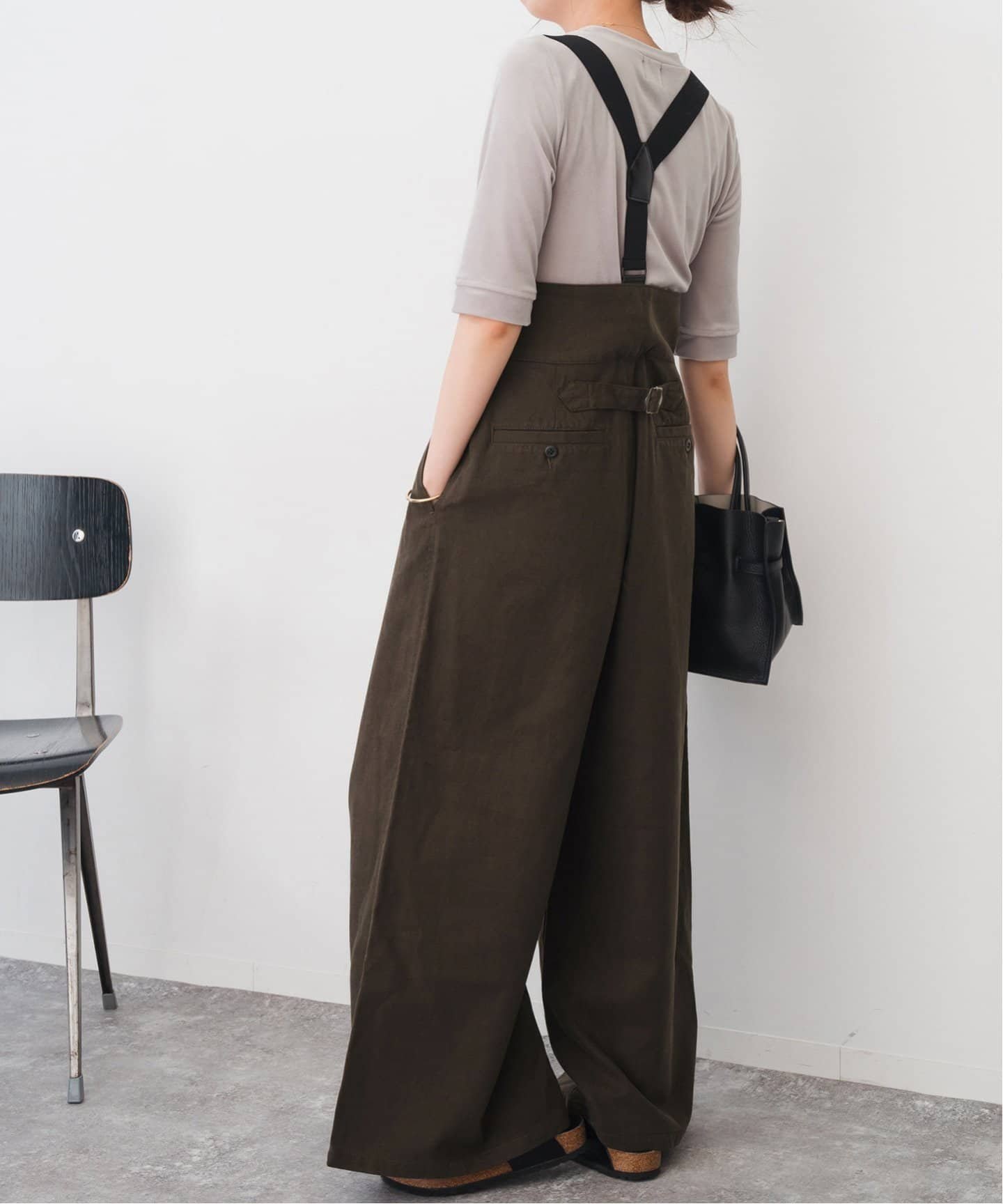 【スピック&スパン/Spick & Span】のサスペンダー付きピーチツイルタックパンツ インテリア・キッズ・メンズ・レディースファッション・服の通販 founy(ファニー) 　ファッション　Fashion　レディースファッション　Fashion for Women　パンツ　Pants & Trousers　カットソー　Cut and Sewn Top　サスペンダー　Suspenders, Braces　シンプル　Simple, Minimal　リラックス　Relax, Relaxed Fit　ブラウン|ID: prp329100004823739 ipo3291000000035078222