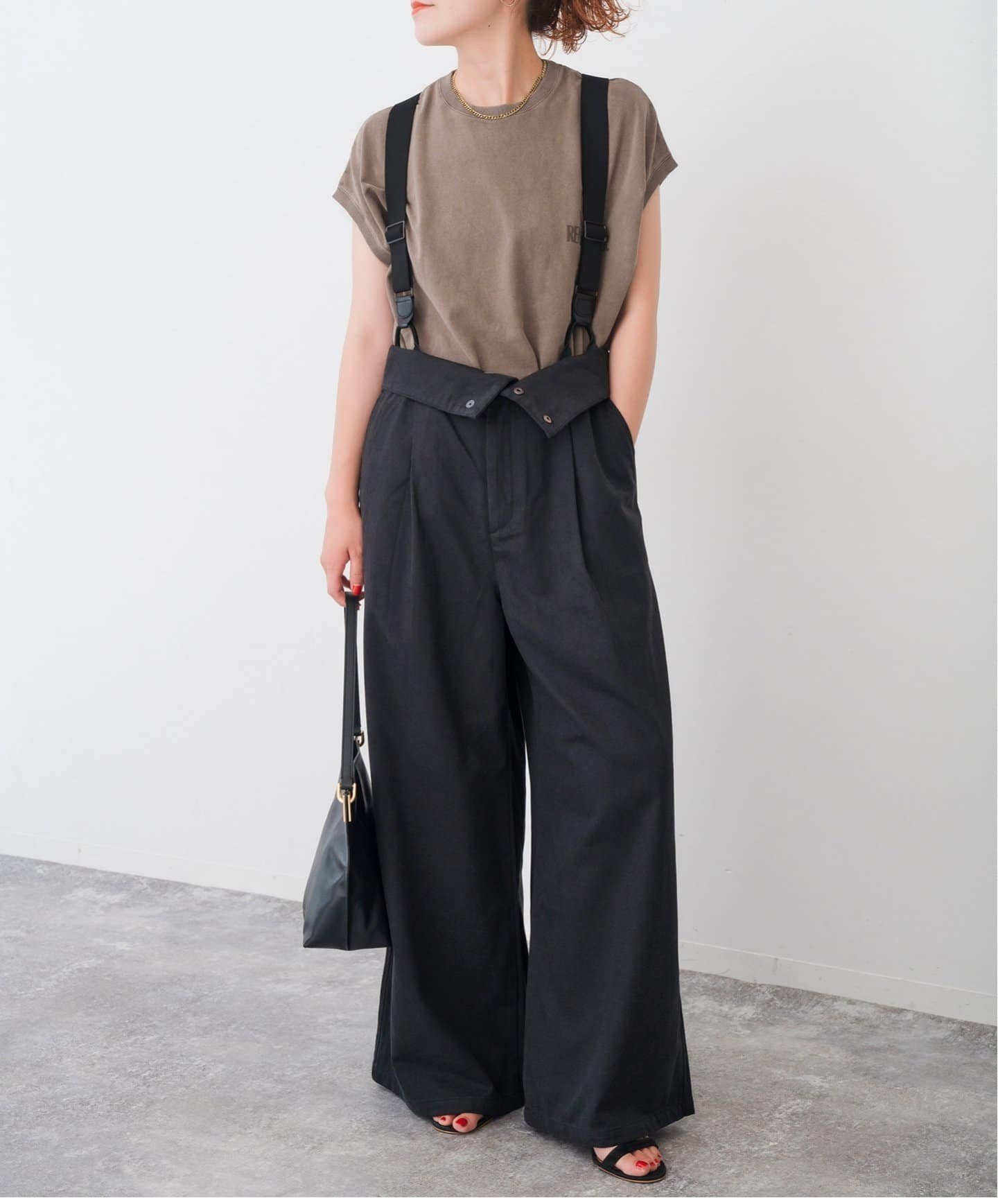 【スピック&スパン/Spick & Span】のサスペンダー付きピーチツイルタックパンツ インテリア・キッズ・メンズ・レディースファッション・服の通販 founy(ファニー) 　ファッション　Fashion　レディースファッション　Fashion for Women　パンツ　Pants & Trousers　カットソー　Cut and Sewn Top　サスペンダー　Suspenders, Braces　シンプル　Simple, Minimal　リラックス　Relax, Relaxed Fit　ブラック|ID: prp329100004823739 ipo3291000000035078224