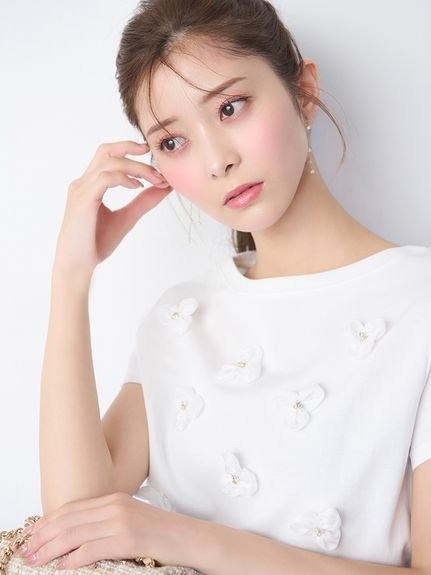 【セルフォード/CELFORD】のフラワーモチーフTシャツ インテリア・キッズ・メンズ・レディースファッション・服の通販 founy(ファニー) 　ファッション　Fashion　レディースファッション　Fashion for Women　トップス・カットソー　Cut & Sew Tops　シャツ・ブラウス・オフィスカジュアル　Elegant Blouses & Button-Ups　ロングTシャツ・Tシャツ　Longline T-Shirts & Tees　花柄・フラワープリント・モチーフ　Floral Prints & Motifs / Flower Pattern Tops　おすすめ　Recommended / Our Picks　オーガンジー　Organza Fabric　コンパクト　Compact, Small Size　シンプル　Simple, Minimal　スマート　Smart, Elegant　デコルテ　Décolleté, Neckline　デニム　Denim, Jeans Material　ビジュー　Bijou, Jewel-like Accent　フェミニン　Feminine, Girly　フラワー　Flower, Floral　モチーフ　Motif, Design Theme　エレガント 上品　Elegant　OWHT[002]|ID: prp329100004823866 ipo3291000000035079530