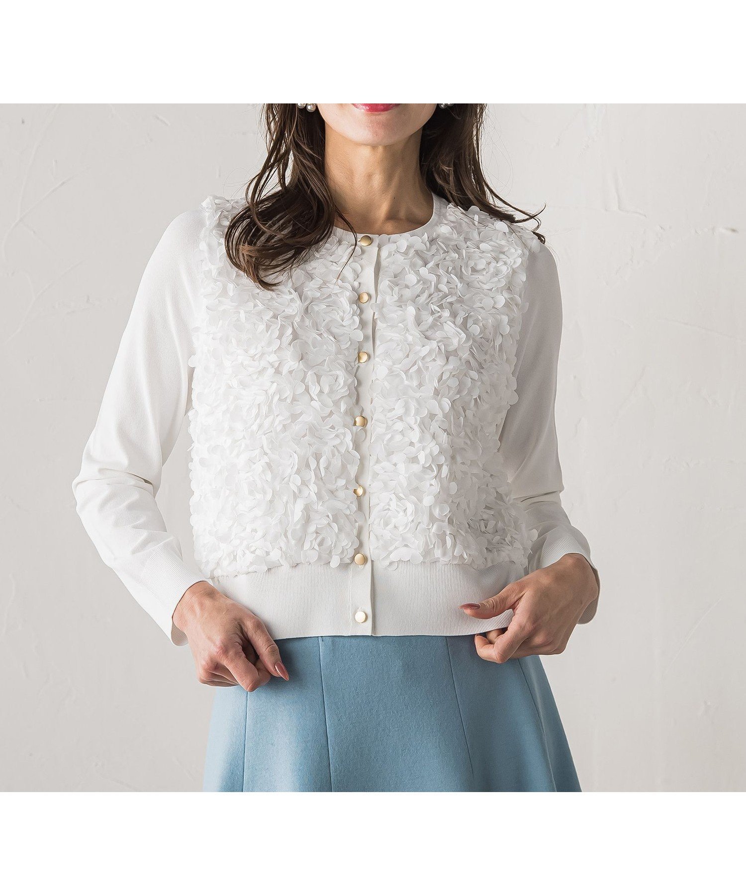 【ビアッジョブルー/Viaggio Blu】のフラワーチュールドッキングカーディガン インテリア・キッズ・メンズ・レディースファッション・服の通販 founy(ファニー) 　ファッション　Fashion　レディースファッション　Fashion for Women　トップス・カットソー　Cut & Sew Tops　カーディガン・羽織り　Layered Style Cardigans　秋　Autumn　カーディガン　Cardigan, Knitwear　コンパクト　Compact, Small Size　ドッキング　Docking, Mixed Material　羽織　Haori, Light Jacket　モチーフ　Motif, Design Theme　A/W・秋冬　Autumn/Winter　エレガント 上品　Elegant　2025年　2025　2025-2026秋冬・A/W　Autumn/Winter 2025–26 AW25–26　オフホワイト|ID: prp329100004823980 ipo3291000000035080957