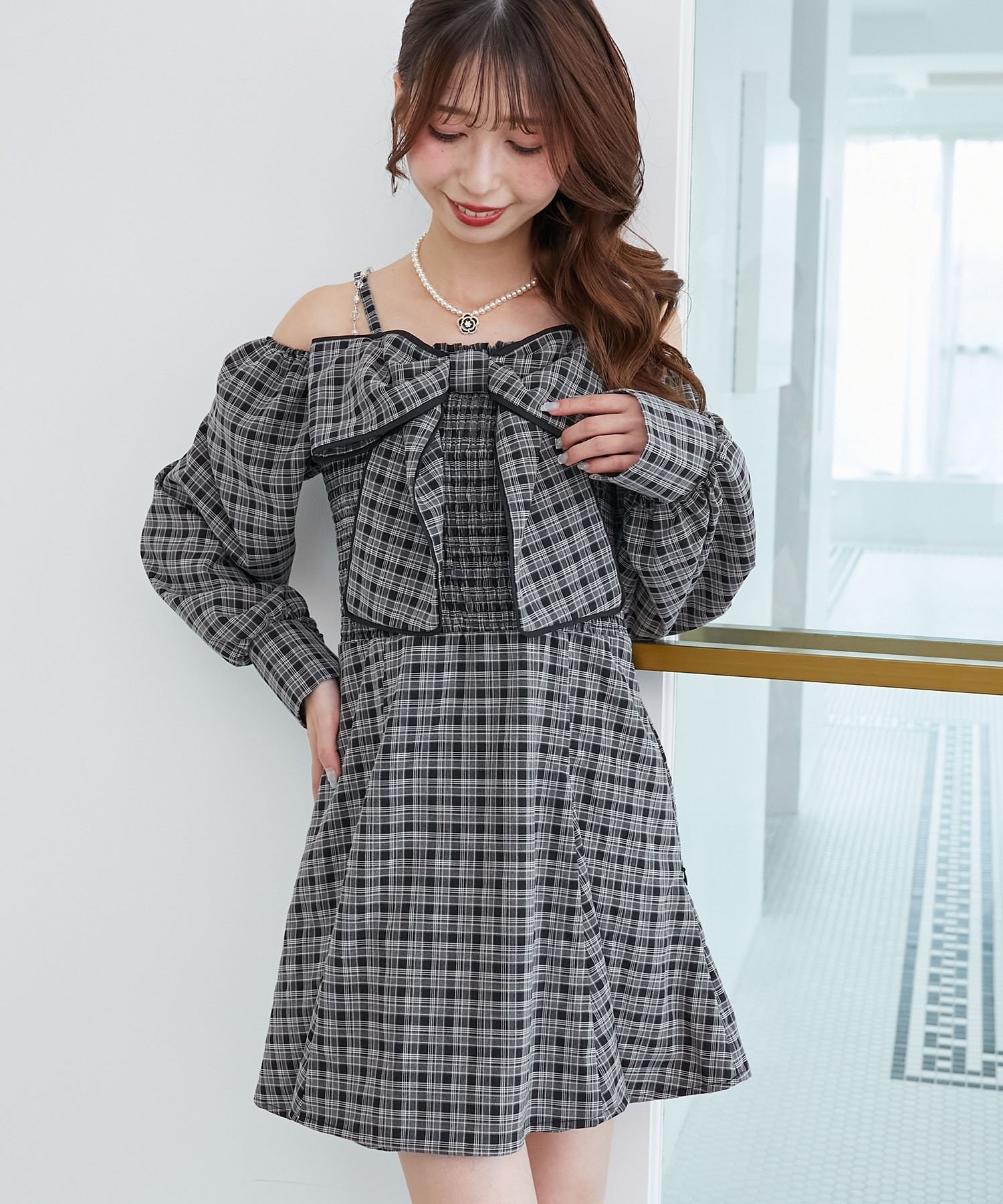 【マジェスティック レゴン/MAJESTIC LEGON】のチェーン付ビッグリボンミニワンピ インテリア・キッズ・メンズ・レディースファッション・服の通販 founy(ファニー) 　ファッション　Fashion　レディースファッション　Fashion for Women　ワンピース　Dresses　カフス　Cuff Design　シャーリング　Shirring, Ruched　ダウン　Down, Puffer　チェーン　Chain, Chain Strap　フィット　Fit, Slim Fit　フレア　Flare, Flared　リボン　Ribbon, Bow　楽ちん　Easy Fit, Comfortable　再入荷　Restock / Back in Stock　エレガント 上品　Elegant　ブラック柄|ID: prp329100004823987 ipo3291000000035081021