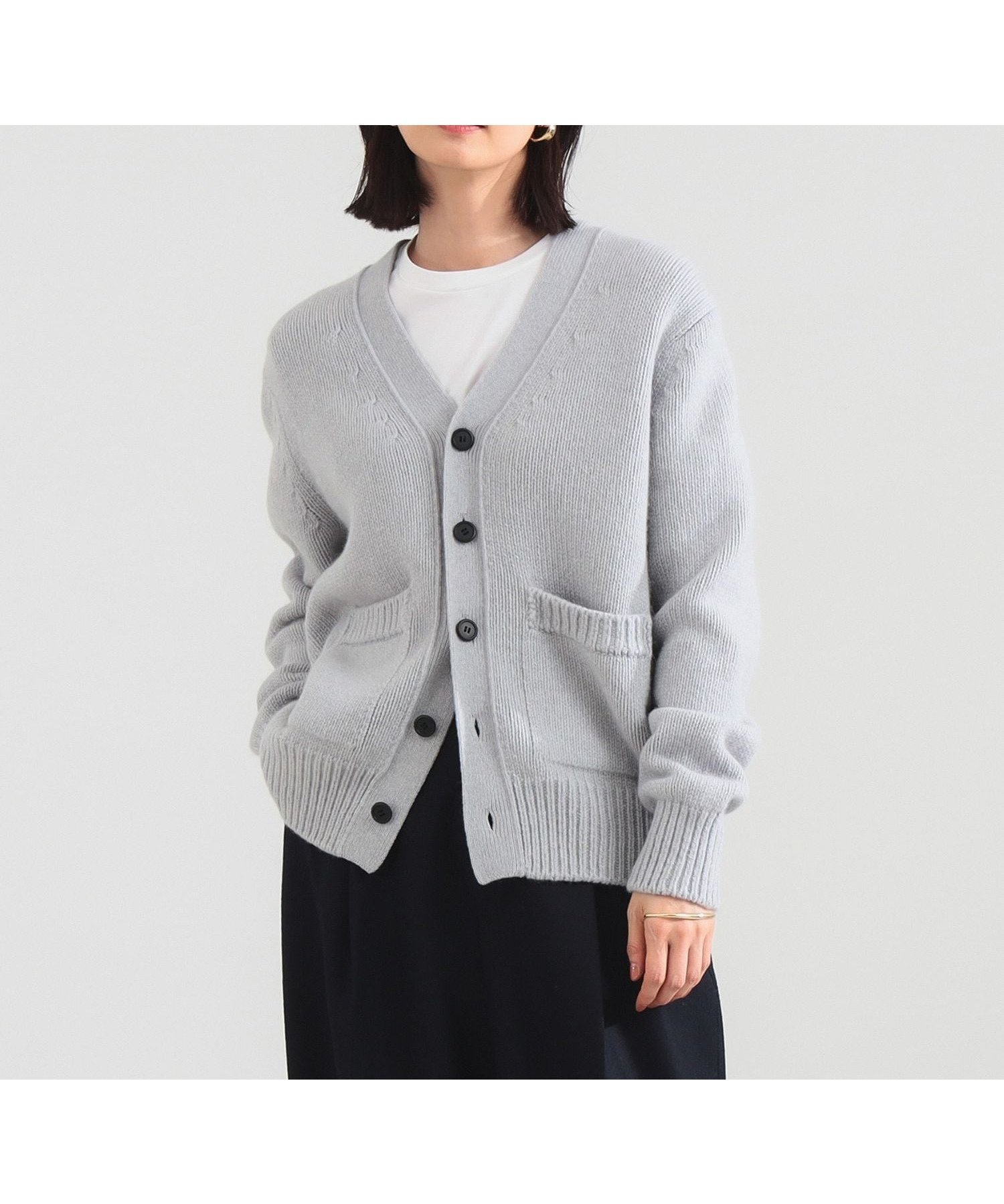 【デミルクス ビームス/Demi-Luxe BEAMS】の【別注】SLOANE / 5ゲージ Vネック カーディガン インテリア・キッズ・メンズ・レディースファッション・服の通販 founy(ファニー) 　ファッション　Fashion　レディースファッション　Fashion for Women　トップス・カットソー　Cut & Sew Tops　カーディガン・羽織り　Layered Style Cardigans　Vネックトップス　V-Neck Tops / V-Cut Neckline Shirts　エレガント 上品　Elegant　カーディガン　Cardigan, Knitwear　ショルダー　Shoulder, Shoulder Strap　スラックス　Slacks, Dress Pants　デニム　Denim, Jeans Material　ドロップ　Drop Shoulder, Dropped Style　パッチ　Patch, Appliqué　ベーシック　Basic, Essential　ポケット　Pocket, Pocket Detail　別注　Limited Edition, Custom Order　リラックス　Relax, Relaxed Fit　別注GREY|ID: prp329100004824013 ipo3291000000035081345