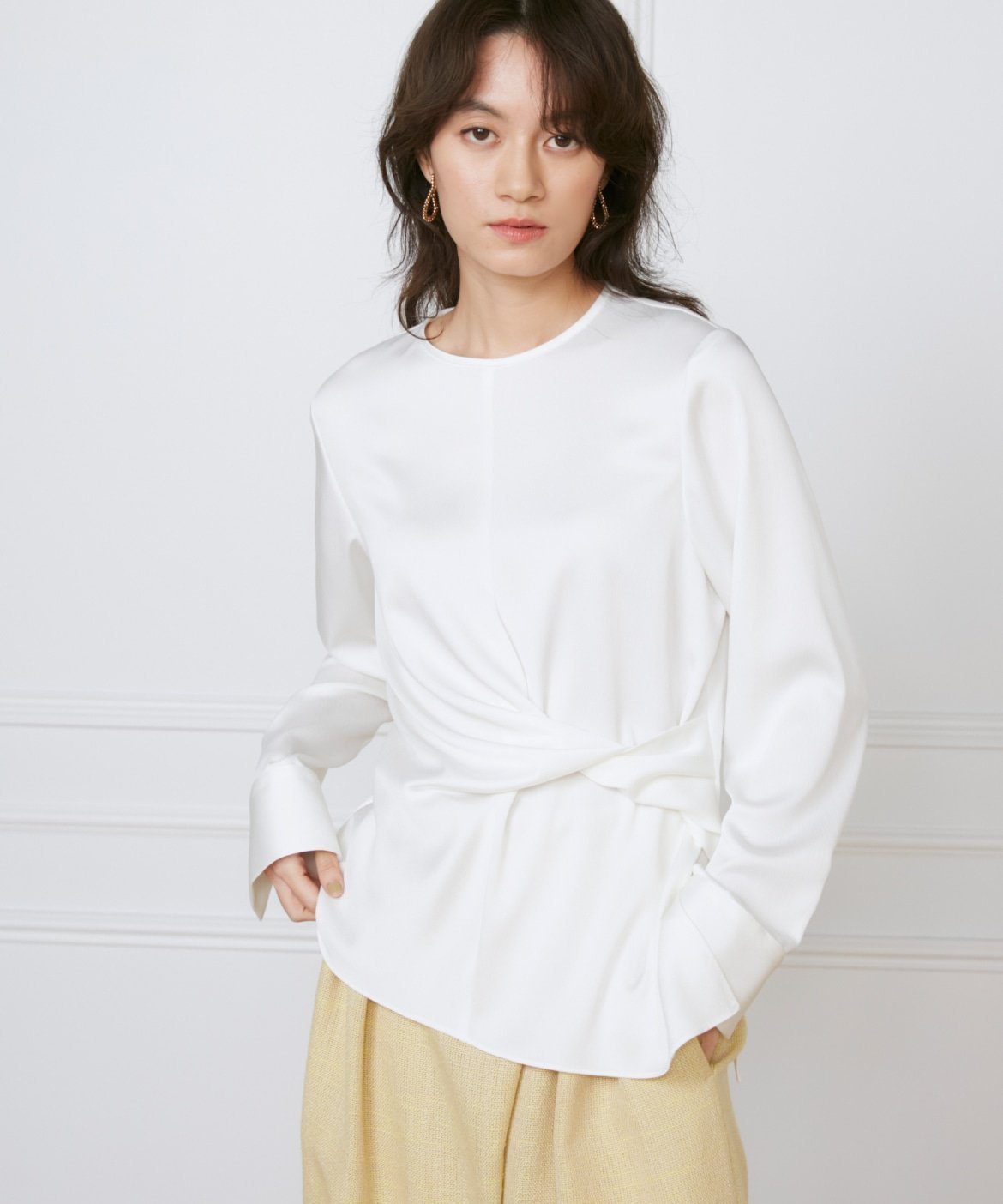 【イネド/INED】のウエストひねりブラウス《la veille by SUPERIOR CLOSET》 インテリア・キッズ・メンズ・レディースファッション・服の通販 founy(ファニー) 　ファッション　Fashion　レディースファッション　Fashion for Women　トップス・カットソー　Cut & Sew Tops　シャツ・ブラウス・オフィスカジュアル　Elegant Blouses & Button-Ups　サテン　Satin, Glossy Fabric　オフホワイト|ID: prp329100004824134 ipo3291000000035082475