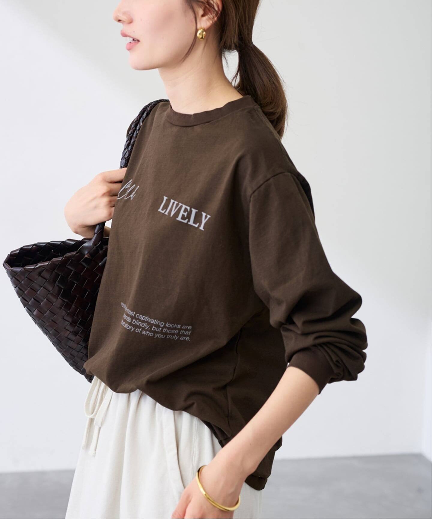 【フレームワーク/FRAMeWORK】のロゴロンT(LIVELY) インテリア・キッズ・メンズ・レディースファッション・服の通販 founy(ファニー) 　ファッション　Fashion　レディースファッション　Fashion for Women　トップス・カットソー　Cut & Sew Tops　ロングTシャツ・Tシャツ　Longline T-Shirts & Tees　インナー　Innerwear　シンプル　Simple, Minimal　ジャケット　Jacket, Outerwear　プリント　Print, Printed Pattern　ブラウン|ID: prp329100004824176 ipo3291000000035083013