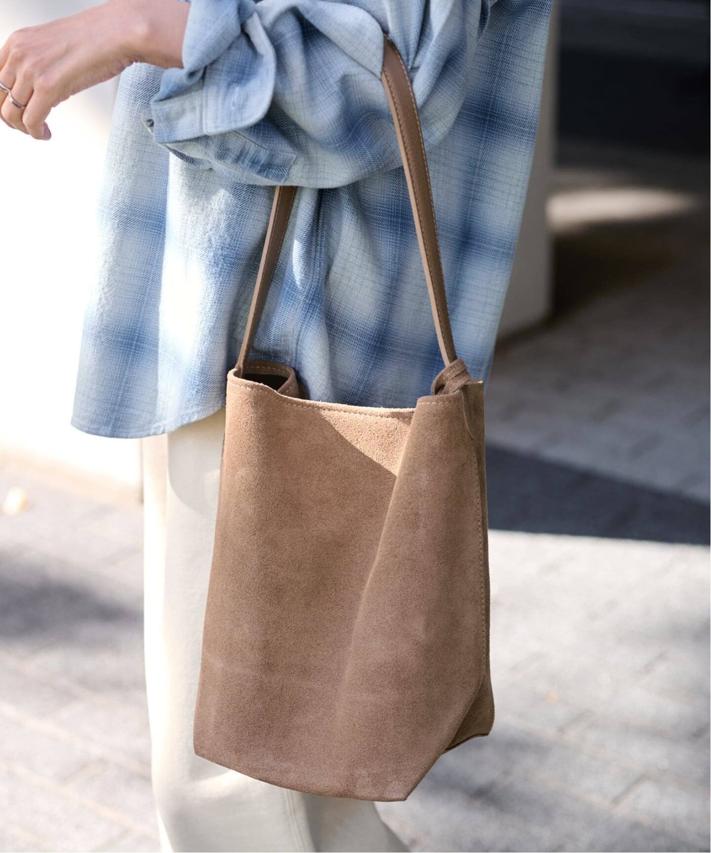 【フレームワーク/FRAMeWORK】のAULENTTI/オウレンティ ONE HANDLE TOTE WITH POACH インテリア・キッズ・メンズ・レディースファッション・服の通販 founy(ファニー) 　ファッション　Fashion　レディースファッション　Fashion for Women　バッグ　Bags　イタリア　Italy　スマート　Smart, Elegant　トレンド　Trend, Trending Now　トートバッグ　Tote Bag, Large Shoulder Bag　人気　Popular, Best Seller　ベーシック　Basic, Essential　ポーチ　Pouch, Small Case　ベージュ|ID: prp329100004824296 ipo3291000000035085097