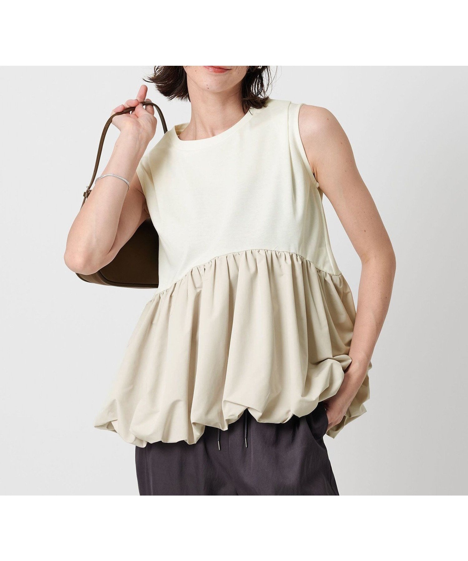 【ビューティ&ユース ユナイテッドアローズ/BEAUTY&YOUTH / UNITED ARROWS】の【WEB限定】ペプラムバルーン ノースリーブプルオーバー -ウォッシャブル- インテリア・キッズ・メンズ・レディースファッション・服の通販 founy(ファニー) 　ファッション　Fashion　レディースファッション　Fashion for Women　トップス・カットソー　Cut & Sew Tops　キャミソール&ノースリーブ　Camisoles & Sleeveless Tops　カジュアルプルオーバー・ニットトップス　Pullovers & Knit Tops / Casual Pullovers　ウォッシャブル　Machine Washable　カットソー　Cut and Sewn Top　シンプル　Simple, Minimal　スラックス　Slacks, Dress Pants　タイトスカート　Pencil Skirt, Tight Skirt　タフタ　Taffeta, Structured Fabric　デニム　Denim, Jeans Material　定番　Standard, Basic Item　ノースリーブ　Sleeveless, No-Sleeve　バルーン　Balloon, Balloon Silhouette　フェミニン　Feminine, Girly　フォルム　Silhouette, Form　ペプラム　Peplum, Flared Hem　ボトム　Bottoms, Lower Wear　ミックス　Mix, Mixed Style　ビジネス 仕事 通勤　Business / Work / Commuting　OFF WHITE|ID: prp329100004824320 ipo3291000000035085394