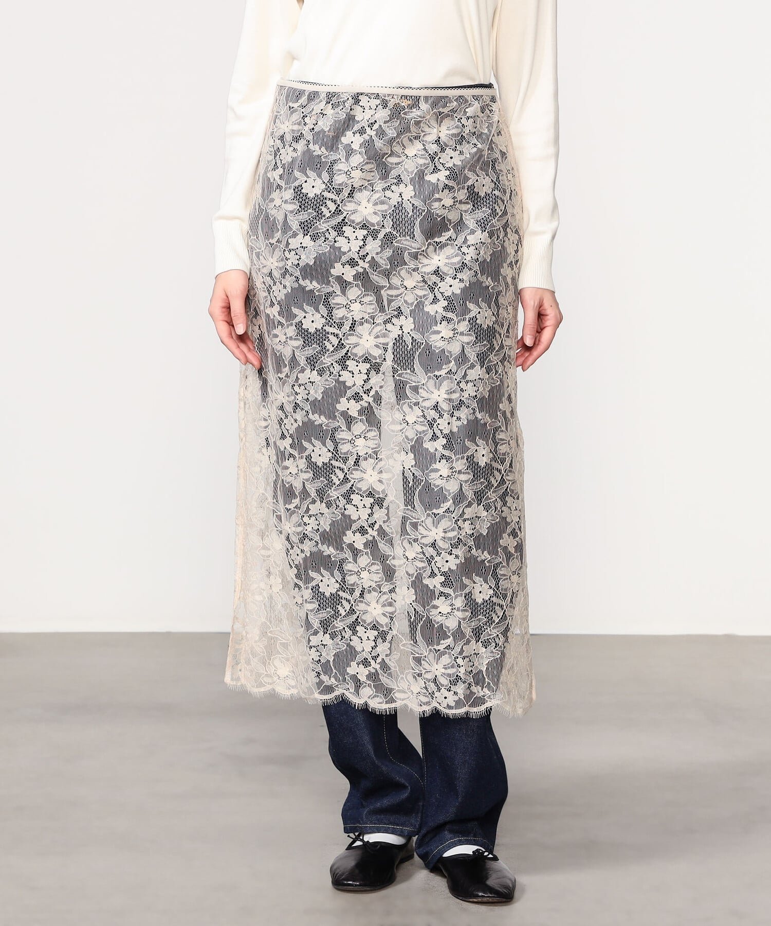 【ビショップ/Bshop】のフラワーレース スカート WOMEN インテリア・キッズ・メンズ・レディースファッション・服の通販 founy(ファニー) 　ファッション　Fashion　レディースファッション　Fashion for Women　スカート　Skirts　おすすめ　Recommended / Our Picks　イタリア　Italy　ガーリー　Girly, Feminine Style　スカラップ　Scallop, Scalloped Edge　ストレート　Straight, Straight Cut　スリット　Slit, Slit Detail　フラワー　Flower, Floral　モチーフ　Motif, Design Theme　レース　Lace, Lace Fabric　OFFWHITE|ID: prp329100004824602 ipo3291000000035088491