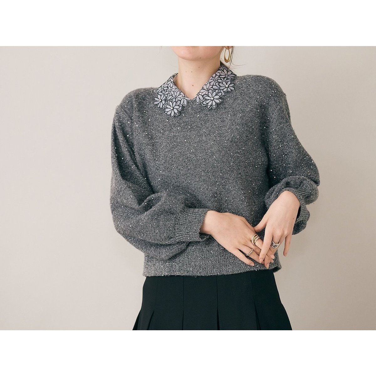 【ローズティアラ/Rose Tiara】のフラワーモチーフ襟付きニット インテリア・キッズ・メンズ・レディースファッション・服の通販 founy(ファニー) 　ファッション　Fashion　レディースファッション　Fashion for Women　トップス・カットソー　Cut & Sew Tops　ニット　Knit Tops & Sweaters　花柄・フラワープリント・モチーフ　Floral Prints & Motifs / Flower Pattern Tops　オーガンジー　Organza Fabric　シアー　Sheer, See-Through　スタンダード　Standard, Basic　スパンコール　Sequins, Sequin Embellishment　スマート　Smart, Elegant　フェミニン　Feminine, Girly　フラワー　Flower, Floral　プリント　Print, Printed Pattern　ポケット　Pocket, Pocket Detail　モチーフ　Motif, Design Theme　グレー|ID: prp329100004824619 ipo3291000000035088820