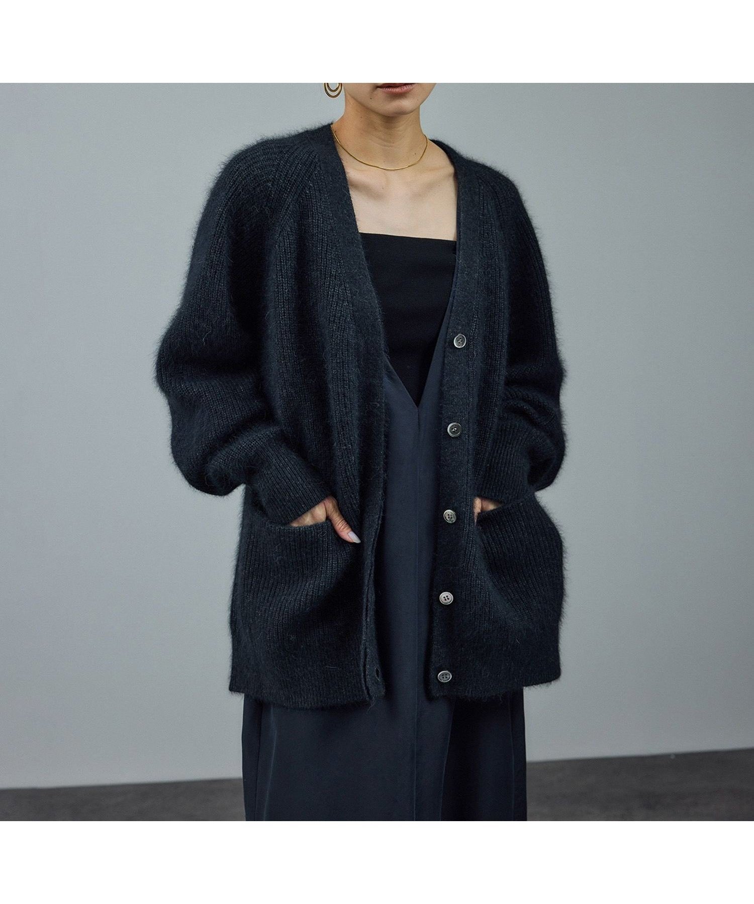 【サロン アダム エ ロペ/SALON adam et rope'】の【WEB限定】フォックスウールVネックニットカーディガン インテリア・キッズ・メンズ・レディースファッション・服の通販 founy(ファニー) 　ファッション　Fashion　レディースファッション　Fashion for Women　トップス・カットソー　Cut & Sew Tops　ニット　Knit Tops & Sweaters　カーディガン・羽織り　Layered Style Cardigans　Vネックトップス　V-Neck Tops / V-Cut Neckline Shirts　カシュクール　Wrap Design　カーディガン　Cardigan, Knitwear　デニム　Denim, Jeans Material　フェイス　Face, Facial Design　フォックス　Fox, Fox Fur　フロント　Front, Front Design　ポケット　Pocket, Pocket Detail　ミリタリー　Military, Army Style　ラグジュアリー　Luxury, Elegant　A/W・秋冬　Autumn/Winter　エレガント 上品　Elegant　チャコール(06)|ID: prp329100004824699 ipo3291000000035112991