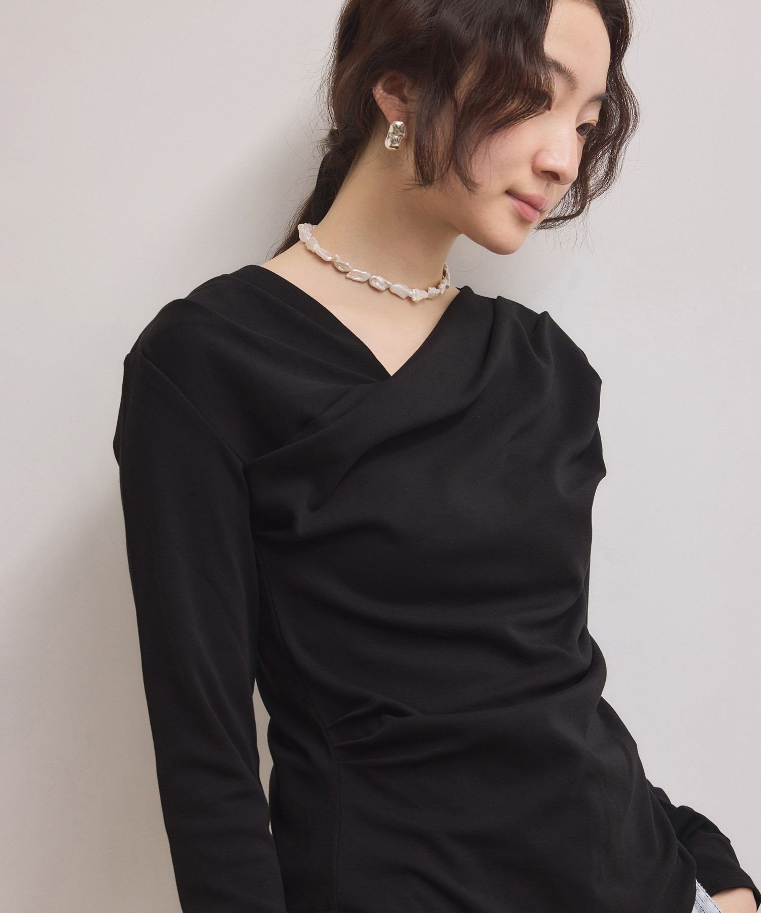 【アダム エ ロペ/ADAM ET ROPE'】の【WEB限定】アシンメトリードレープトップス インテリア・キッズ・メンズ・レディースファッション・服の通販 founy(ファニー) 　ファッション　Fashion　レディースファッション　Fashion for Women　トップス・カットソー　Cut & Sew Tops　2026年　2026　おすすめ　Recommended / Our Picks　アシンメトリー　Asymmetrical Style　カットソー　Cut and Sewn Top　スラックス　Slacks, Dress Pants　デニム　Denim, Jeans Material　ドレープ　Drape, Draping Fabric　フィット　Fit, Slim Fit　フェミニン　Feminine, Girly　ベーシック　Basic, Essential　ポケット　Pocket, Pocket Detail　エレガント 上品　Elegant　ブラック(01)|ID: prp329100004824835 ipo3291000000035092200