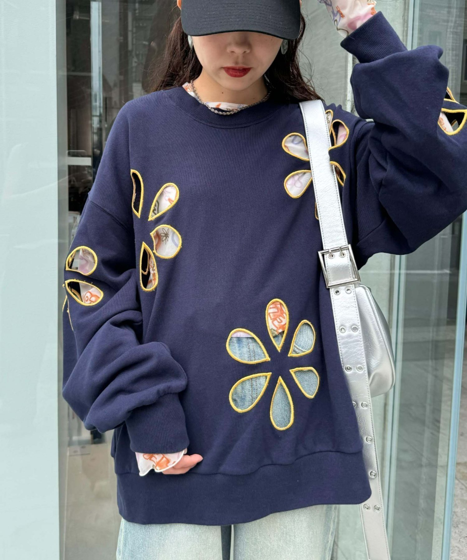 【チャオパニックティピー/CIAOPANIC TYPY】の【HELLO.SANFRANCISCO】フラワーカットアウトオーバースウェット インテリア・キッズ・メンズ・レディースファッション・服の通販 founy(ファニー) 　ファッション　Fashion　レディースファッション　Fashion for Women　トップス・カットソー　Cut & Sew Tops　レディースパーカー・カジュアルフーディー　Casual Hoodies & Sweatshirts　スウェット・クルーネックトップス　Sweatshirts & Crewnecks / Relaxed Fit Sweat Tops　インナー　Innerwear　ショート　Short, Short Length　スウェット / スエット　Sweatshirt, Sweatwear　デニム　Denim, Jeans Material　トレンド　Trend, Trending Now　定番　Standard, Basic Item　フラワー　Flower, Floral　ルーズ　Loose, Oversized　おすすめ　Recommended / Our Picks　ネイビー|ID: prp329100004824930 ipo3291000000035094098