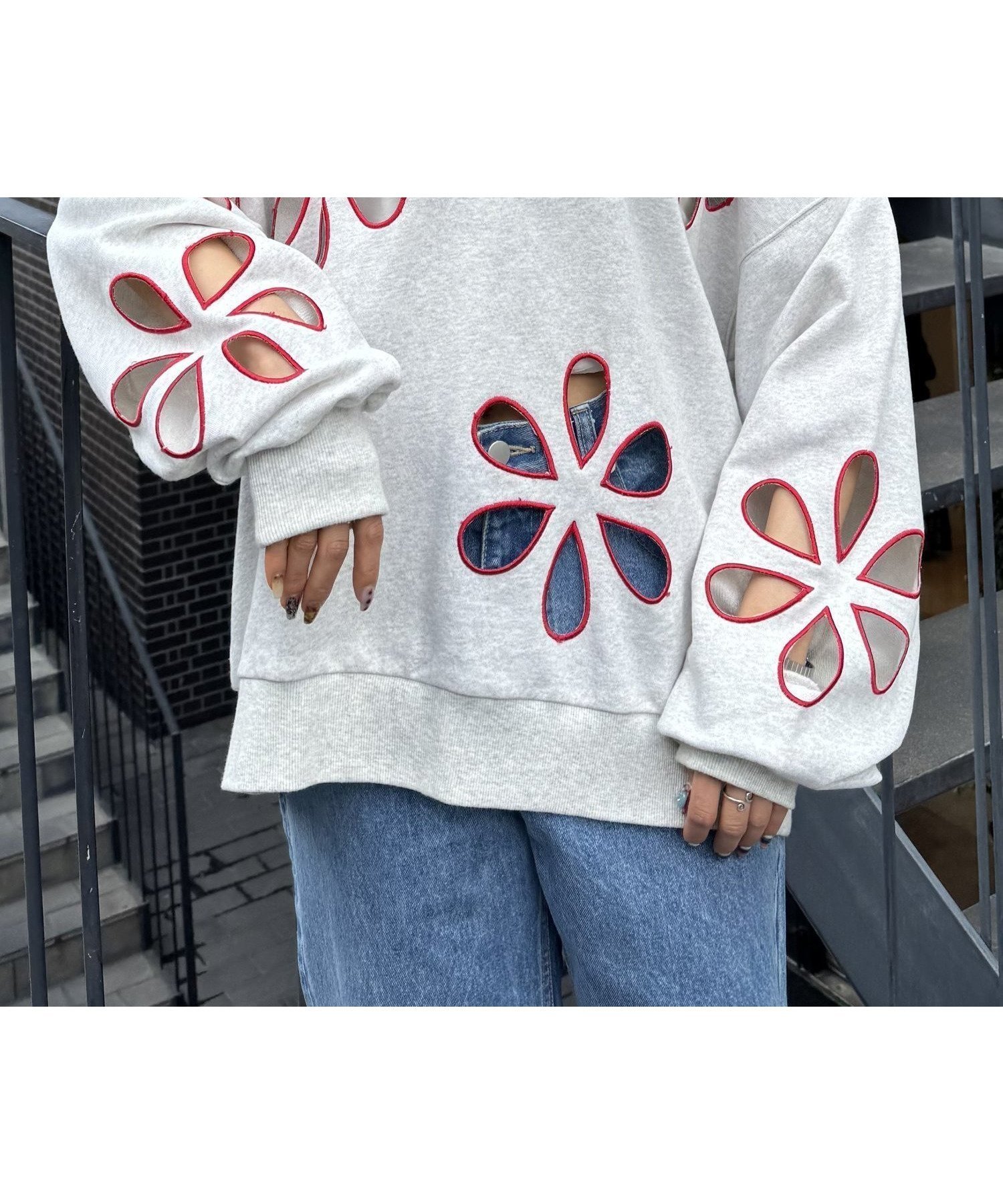 【チャオパニックティピー/CIAOPANIC TYPY】の【HELLO.SANFRANCISCO】フラワーカットアウトオーバースウェット インテリア・キッズ・メンズ・レディースファッション・服の通販 founy(ファニー) 　ファッション　Fashion　レディースファッション　Fashion for Women　トップス・カットソー　Cut & Sew Tops　レディースパーカー・カジュアルフーディー　Casual Hoodies & Sweatshirts　スウェット・クルーネックトップス　Sweatshirts & Crewnecks / Relaxed Fit Sweat Tops　インナー　Innerwear　ショート　Short, Short Length　スウェット / スエット　Sweatshirt, Sweatwear　デニム　Denim, Jeans Material　トレンド　Trend, Trending Now　定番　Standard, Basic Item　フラワー　Flower, Floral　ルーズ　Loose, Oversized　おすすめ　Recommended / Our Picks　ライトグレー|ID: prp329100004824930 ipo3291000000035094102