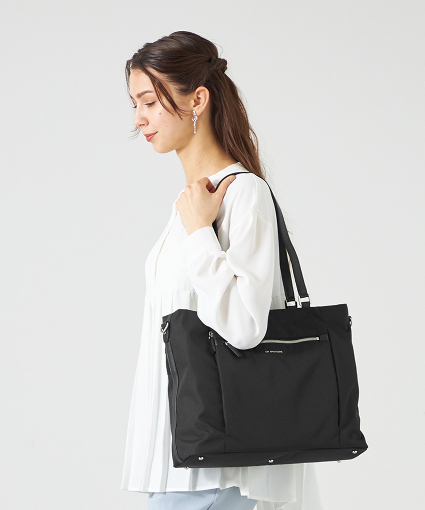 【ラ バガジェリー/LA BAGAGERIE】のコーデュラ×リサイクルレザー スクエアトート インテリア・キッズ・メンズ・レディースファッション・服の通販 founy(ファニー) 　ファッション　Fashion　レディースファッション　Fashion for Women　バッグ　Bags　クッション　Cushion, Throw Pillow　シンプル　Simple, Minimal　スーツケース キャリーケース　Suitcase / Carry Case　ビジネス 仕事 通勤　Business / Work / Commuting　ポケット　Pocket, Pocket Detail　エレガント 上品　Elegant　軽量　Lightweight, Ultra Light　10/BK|ID: prp329100004824931 ipo3291000000035094104