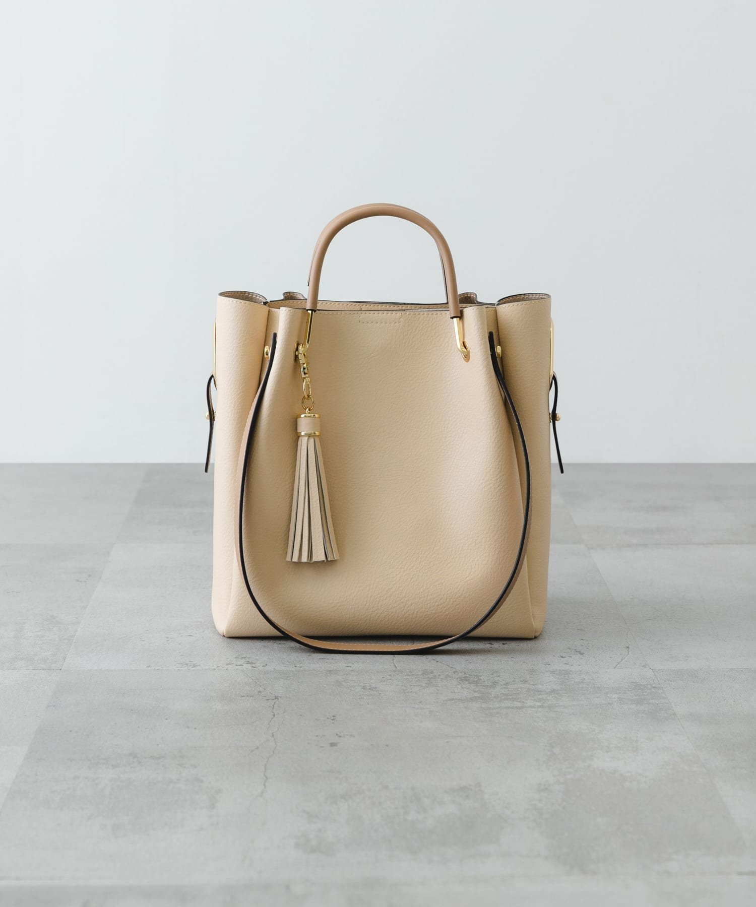 【ロデスコ/RODE SKO / URBAN RESEARCH】の『WEB限定』4WAYトートバッグ インテリア・キッズ・メンズ・レディースファッション・服の通販 founy(ファニー) 　ファッション　Fashion　レディースファッション　Fashion for Women　バッグ　Bags　シンプル　Simple, Minimal　プレート　Plate, Dish　ベーシック　Basic, Essential　ポケット　Pocket, Pocket Detail　ポーチ　Pouch, Small Case　ワイド　Wide, Wide Fit　おすすめ　Recommended / Our Picks　ECRU|ID: prp329100004824962 ipo3291000000035094515