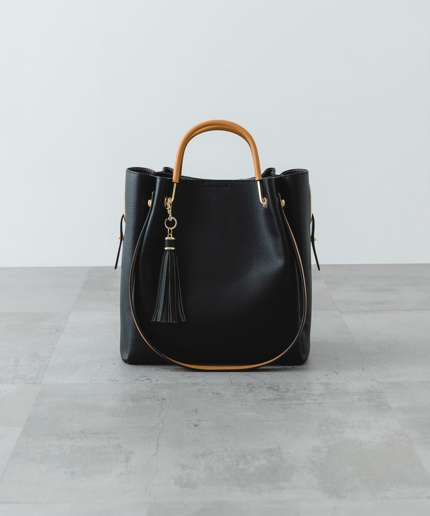 【ロデスコ/RODE SKO / URBAN RESEARCH】の『WEB限定』4WAYトートバッグ インテリア・キッズ・メンズ・レディースファッション・服の通販 founy(ファニー) 　ファッション　Fashion　レディースファッション　Fashion for Women　バッグ　Bags　シンプル　Simple, Minimal　プレート　Plate, Dish　ベーシック　Basic, Essential　ポケット　Pocket, Pocket Detail　ポーチ　Pouch, Small Case　ワイド　Wide, Wide Fit　おすすめ　Recommended / Our Picks　BLACK|ID: prp329100004824962 ipo3291000000035094517