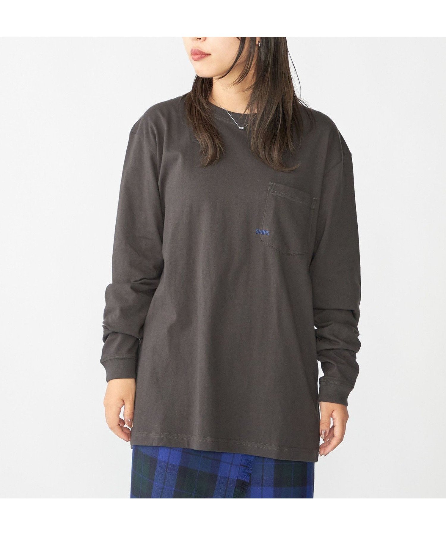 【シップス フォー ウィメン/SHIPS】の【WEB限定】SHIPS マイクロ SHIPSロゴ ポケット ロングスリーブ Tシャツ (ロンT) インテリア・キッズ・メンズ・レディースファッション・服の通販 founy(ファニー) 　ファッション　Fashion　レディースファッション　Fashion for Women　トップス・カットソー　Cut & Sew Tops　シャツ・ブラウス・オフィスカジュアル　Elegant Blouses & Button-Ups　ロングTシャツ・Tシャツ　Longline T-Shirts & Tees　スリーブ　Sleeve, Long Sleeve / Short Sleeve　定番　Standard, Basic Item　人気　Popular, Best Seller　ポケット　Pocket, Pocket Detail　ロング　Long, Long-Length　おすすめ　Recommended / Our Picks　ダークグレー|ID: prp329100004825002 ipo3291000000035094978