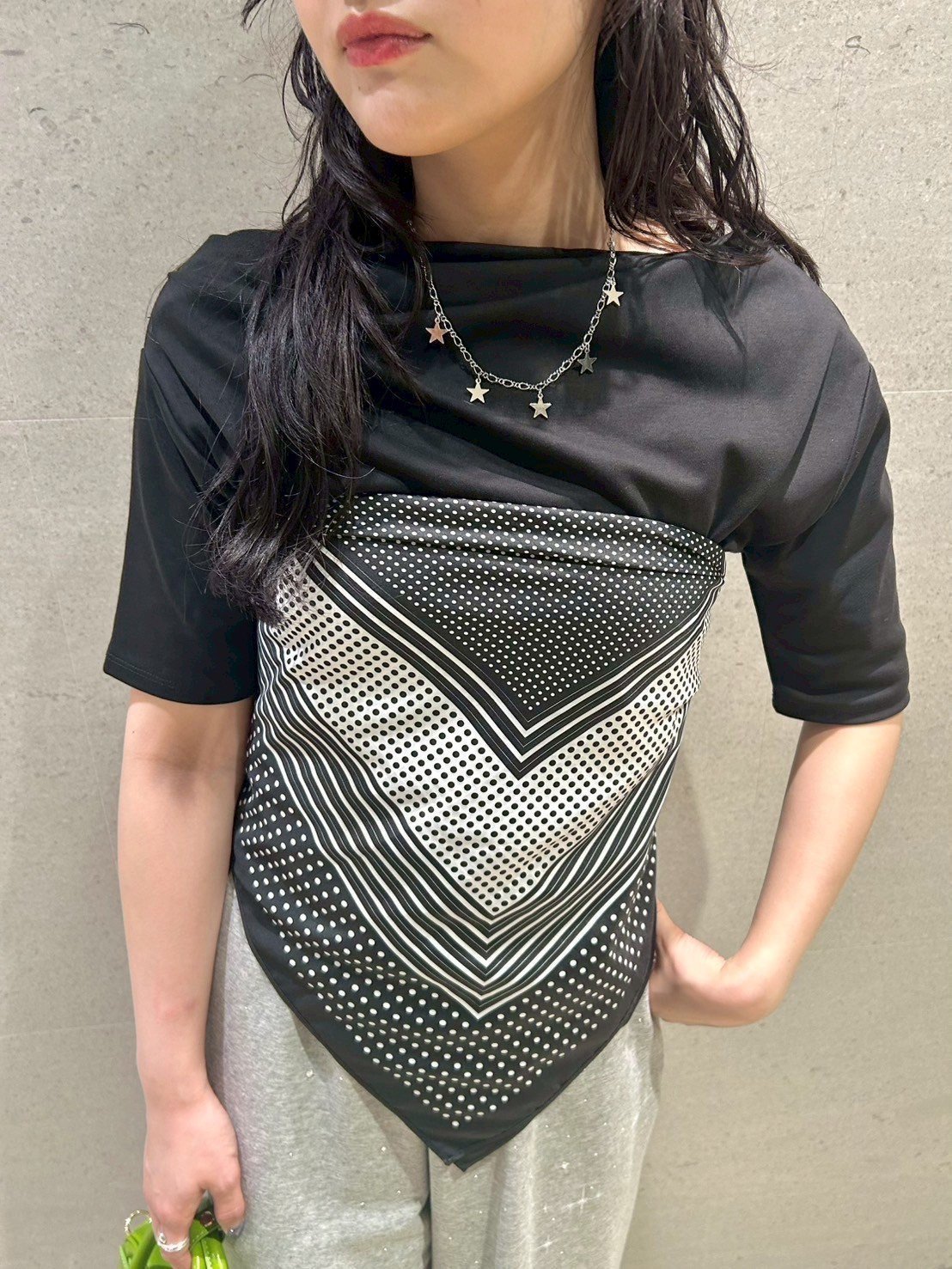 【リリーブラウン/Lily Brown】のドレープオフショルカットソー インテリア・キッズ・メンズ・レディースファッション・服の通販 founy(ファニー) 　ファッション　Fashion　レディースファッション　Fashion for Women　トップス・カットソー　Cut & Sew Tops　カットソー・ベーシックTシャツ　Cut-and-Sewn Tops / Stretch Tees & Basics　おすすめ　Recommended / Our Picks　なめらか　Smooth, Silky Texture　カットソー　Cut and Sewn Top　シンプル　Simple, Minimal　スマート　Smart, Elegant　スラックス　Slacks, Dress Pants　デニム　Denim, Jeans Material　ドレープ　Drape, Draping Fabric　BLK[009]|ID: prp329100004825006 ipo3291000000035095010